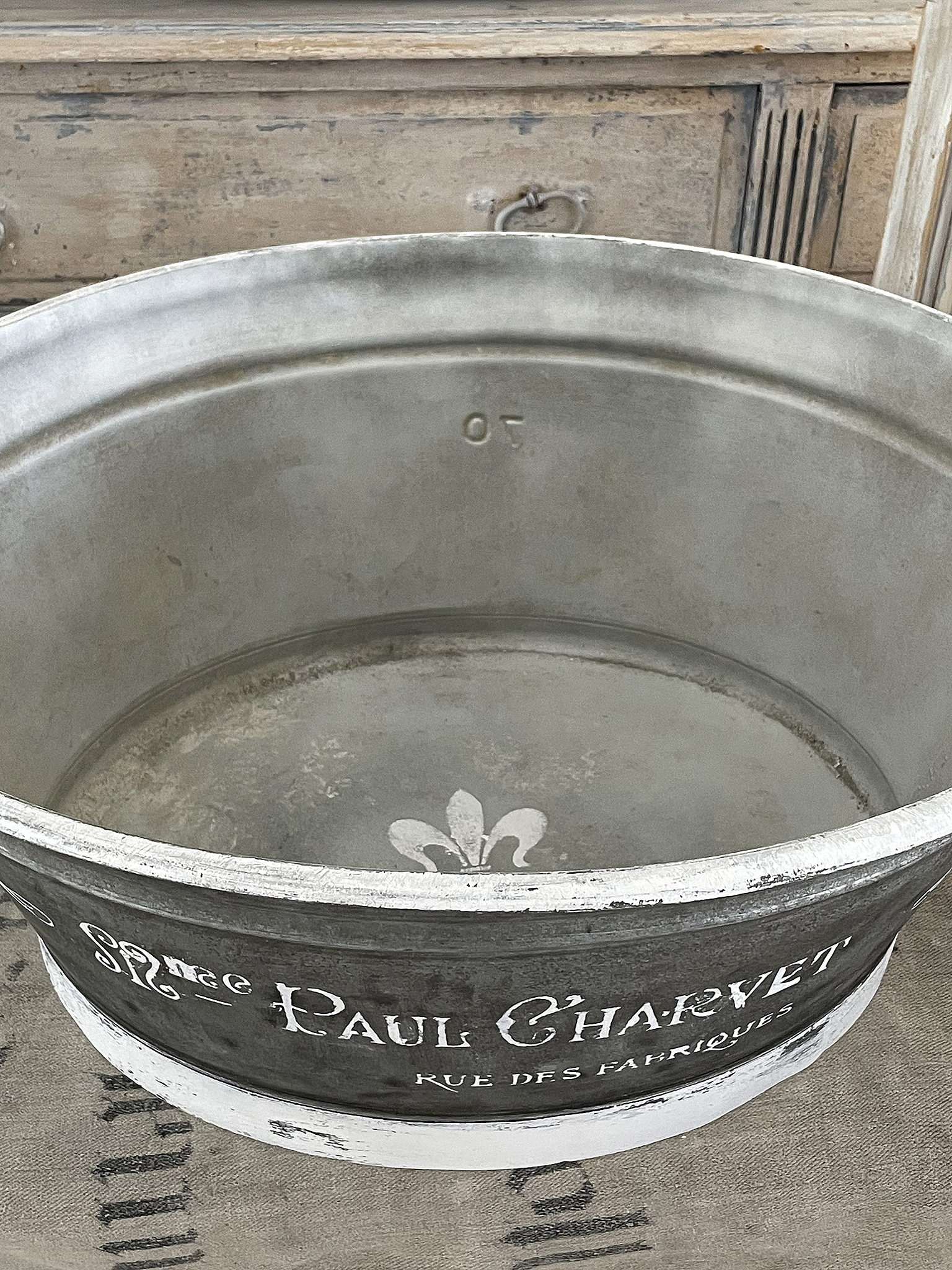 Antike Zinkwanne mit Schriftzug Paul Charvet Dekorative Zinkwanne aus Metall, verziert mit dem Schriftzug Paul Charvet und einem floralen Motiv.