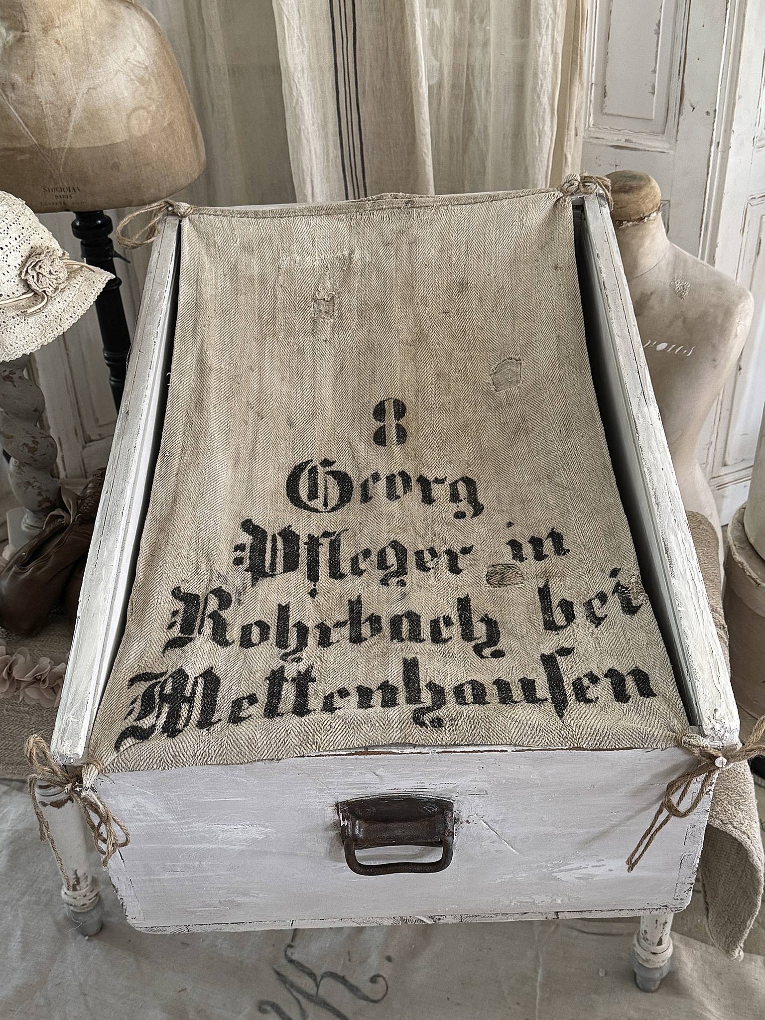 Große Holzkiste mit Mehlsackabdeckung*** Große Holzkiste mit Mehlsackabdeckung***