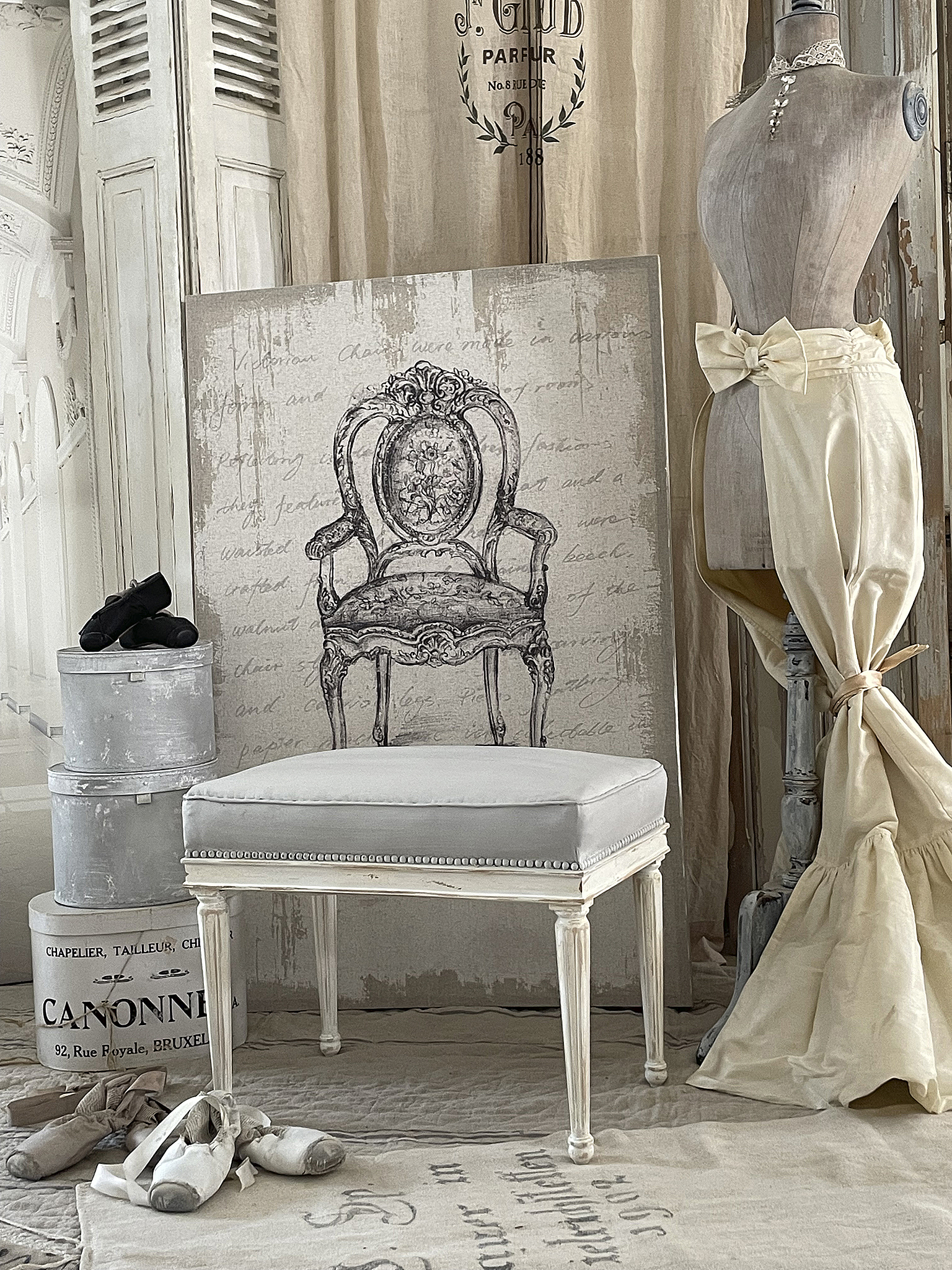 Eleganter Stuhl mit exquisitem Design in einem stilvollen Interieur Schöner eleganter Stuhl vor einer dekorativen Wand mit einem klassischen Stuhlmotiv