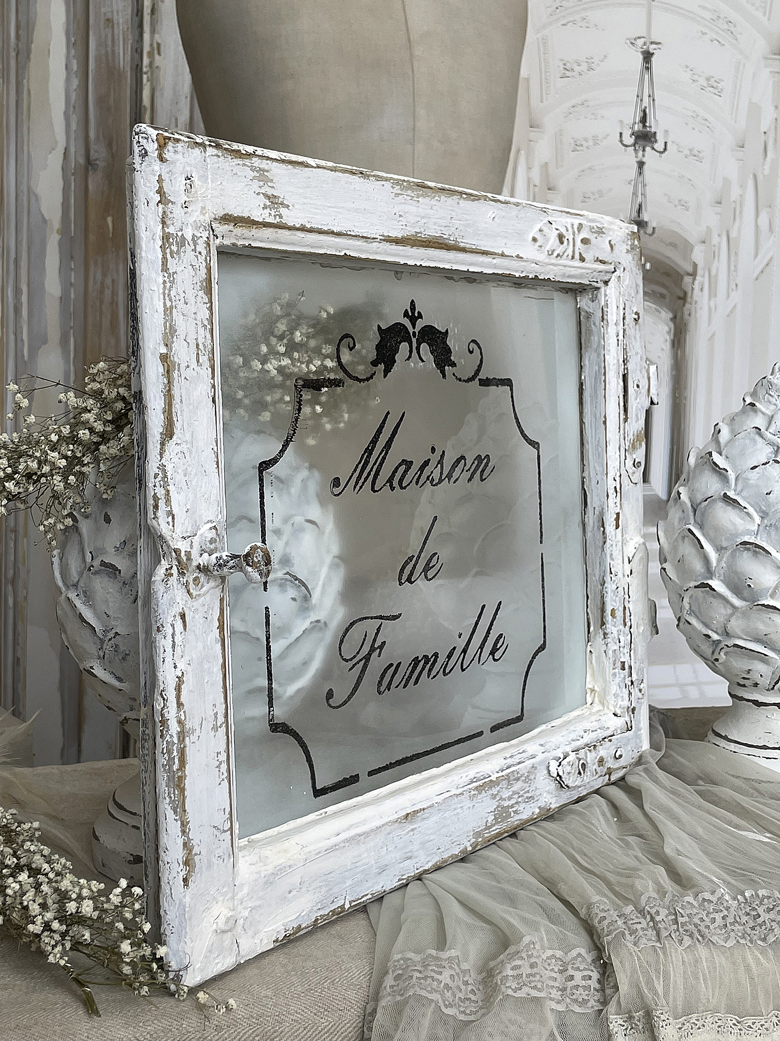 Vintage Rahmen mit Aufschrift 'Maison de Famille' Dekorativer Vintage Rahmen mit der Beschriftung 'Maison de Famille'