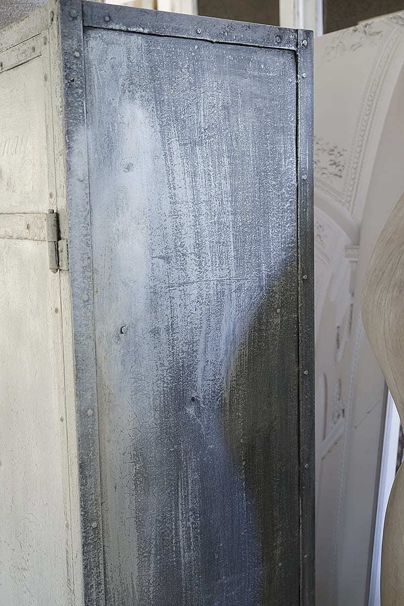 Detailansicht eines rustikalen, metallischen Schranks Rustikaler Schrank mit metallischer Oberfläche und texturiertem Finish