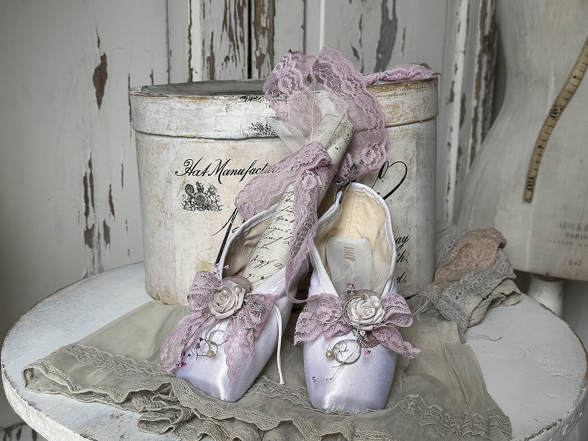 Weiße Spitzen-Ballettschuhe – ein romantisches Shabby-Unikat***