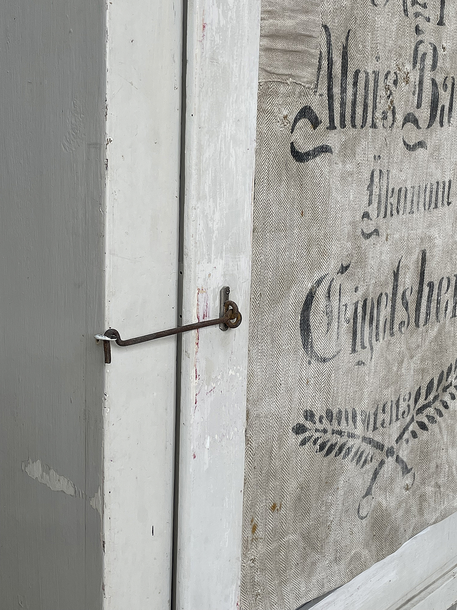 Alter Shabby-Schrank mit Mehlsack*** Alter Shabby-Schrank mit Mehlsack***