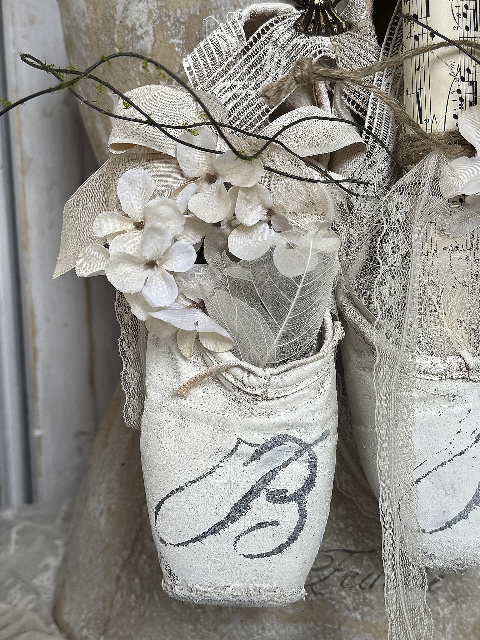 Alte Spitzenschuhe im stilvollen Vintage-Kleid – Nostalgie mit feiner Note***