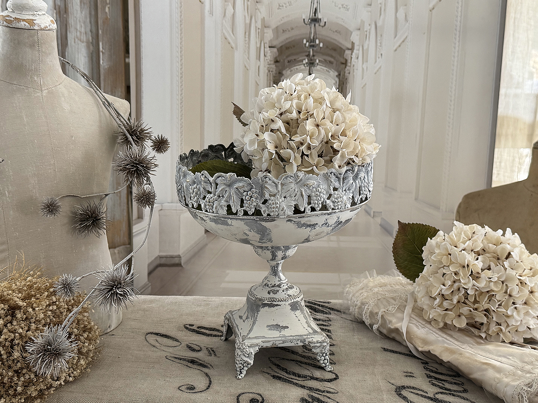  Eine alte, runde Fußschale im weißen Kleid***