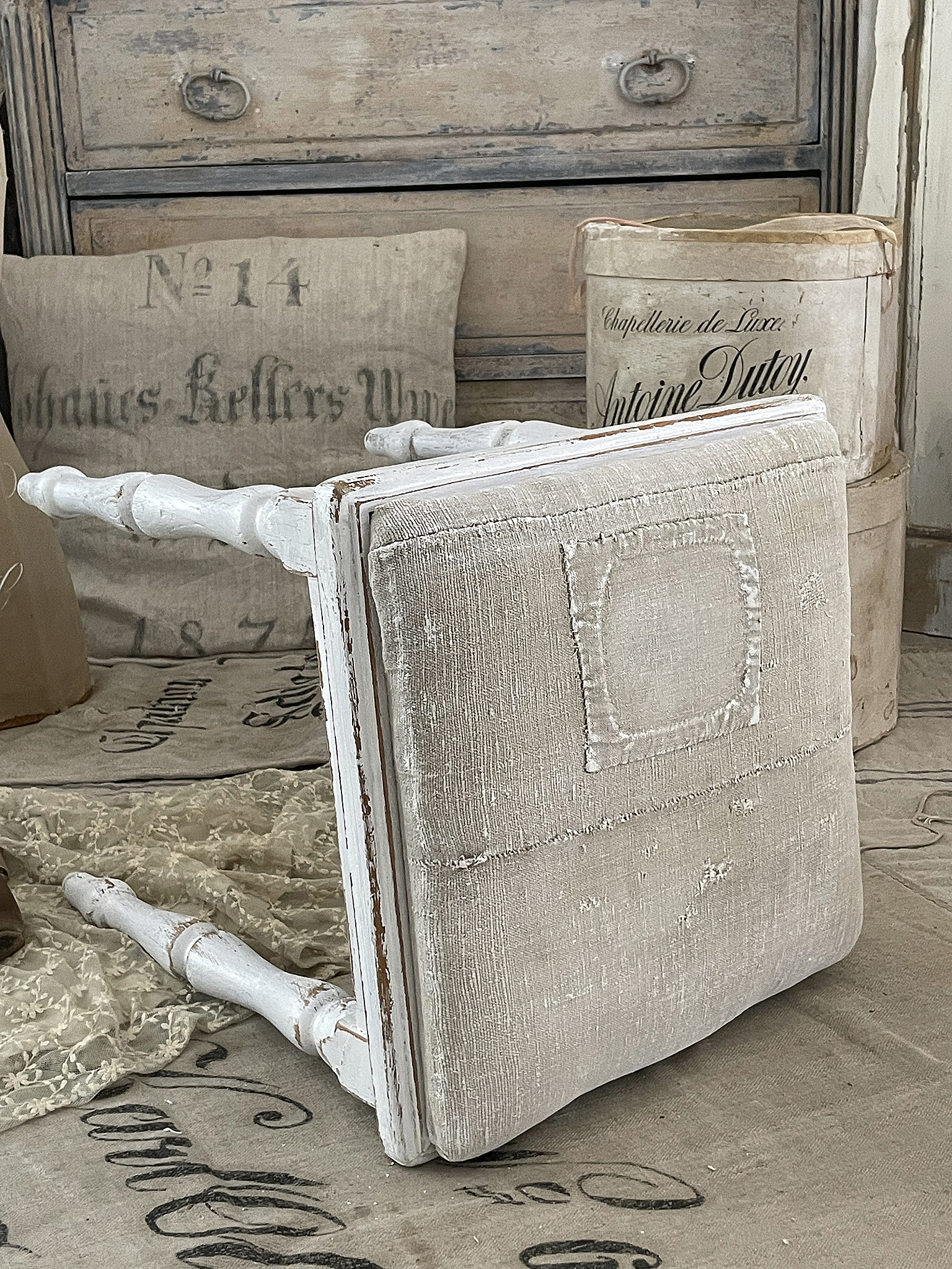 Holzhocker mit altem Leinen 3*** Holzhocker mit altem Leinen 3***