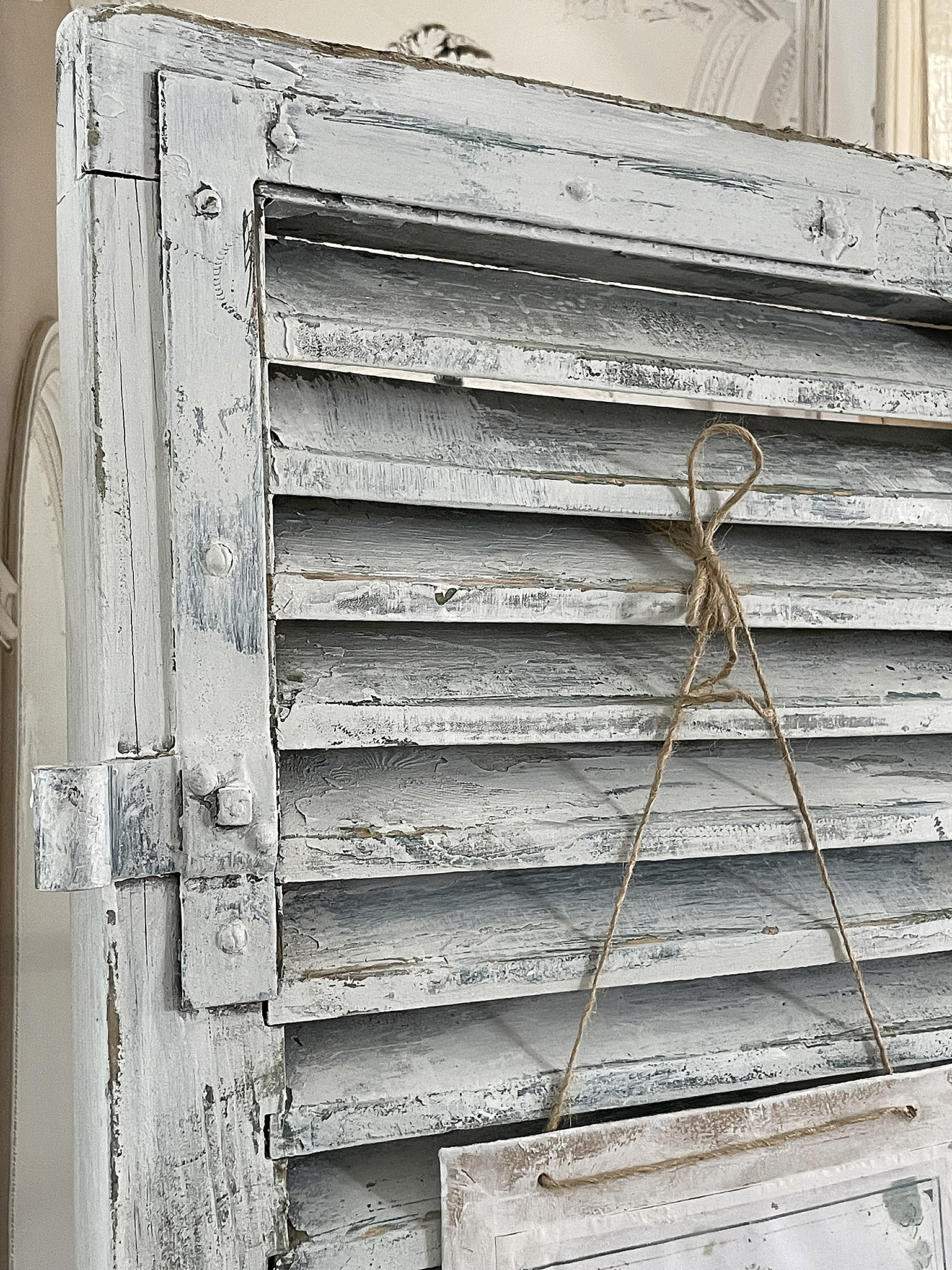 Alter Lamellen-Fensterladen mit Memoboard***