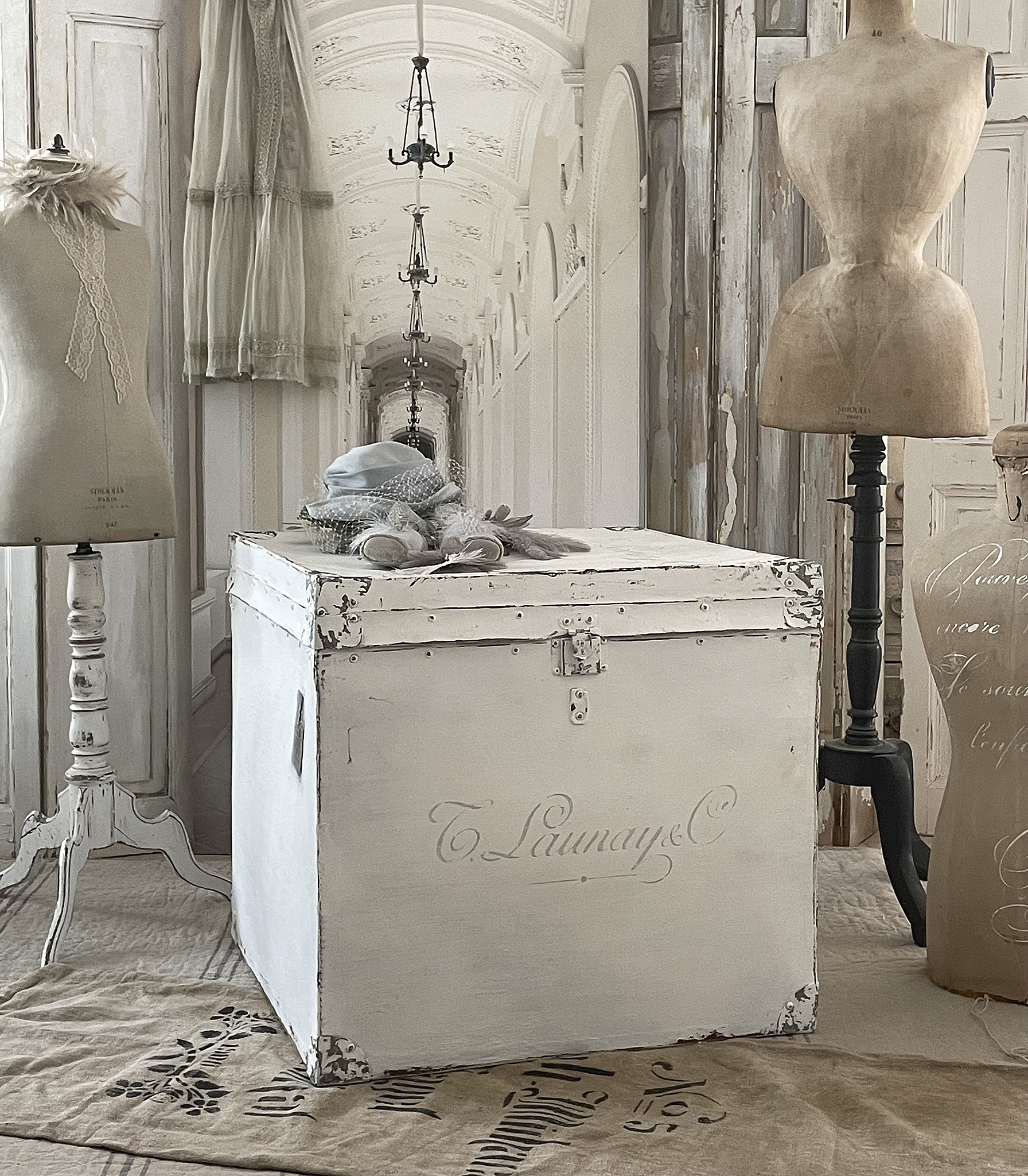 Vintage Holztruhe im romantischen Shabby Chic Stil Schöne weiße Vintage Holztruhe mit Dekoration, umgeben von Schaufensterpuppen im Shabby Chic Ambiente