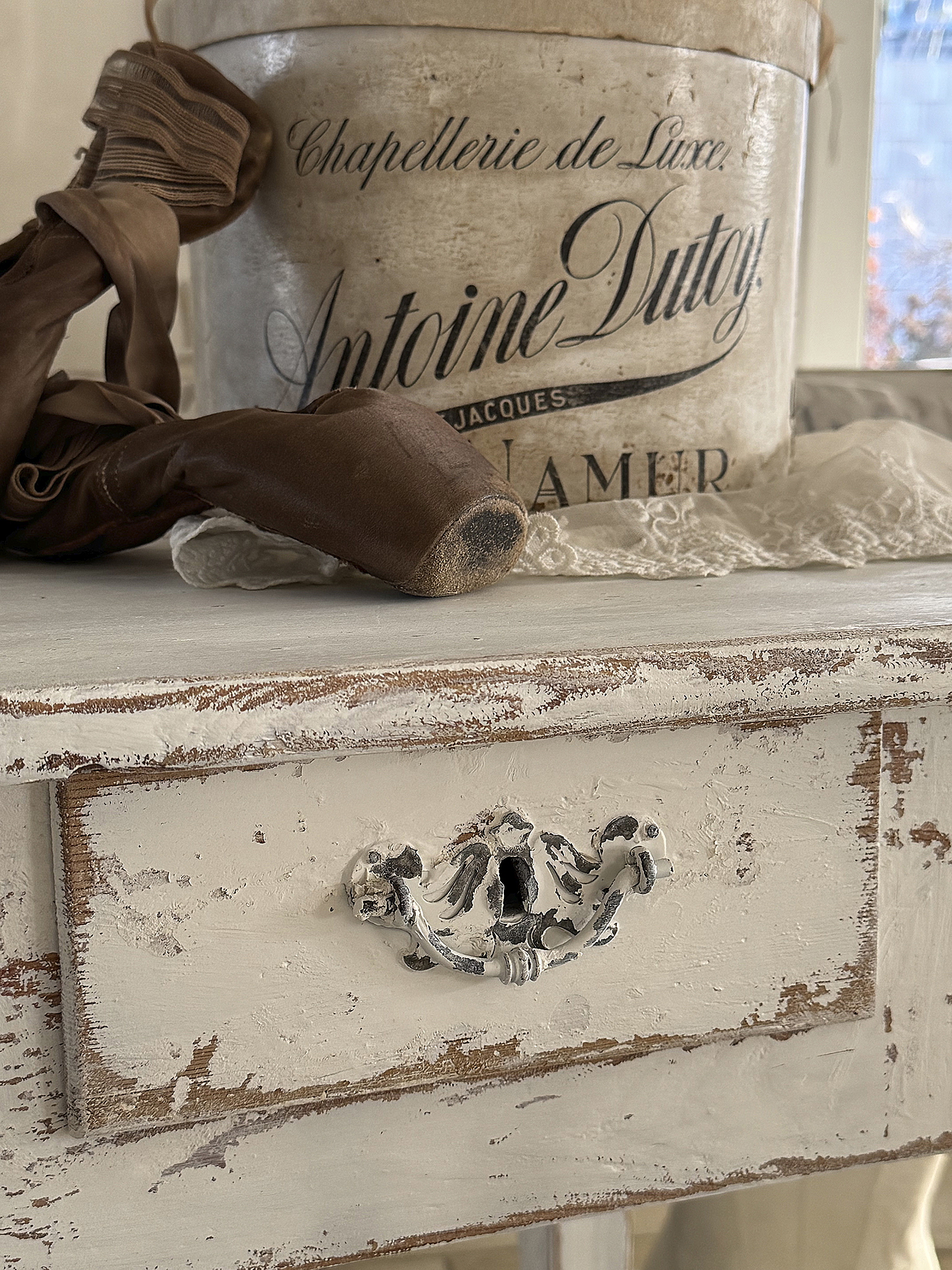 Alter Arbeitstisch / Hochtisch aus Vollholz im weißen Shabbykleid***