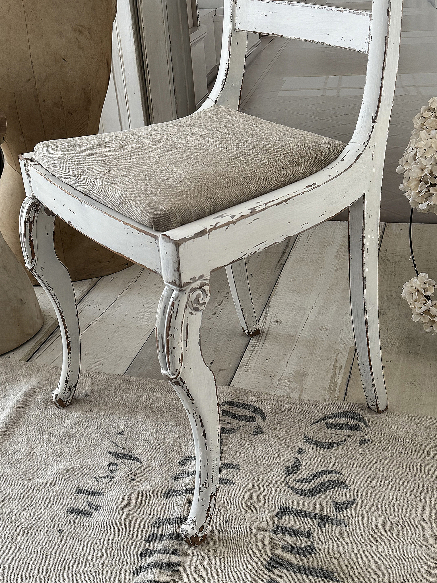 Antiker Holzstuhl – Shabby Chic in Mattweiß – Sitzpolster aus altem Leinen – Vintage Unikat***