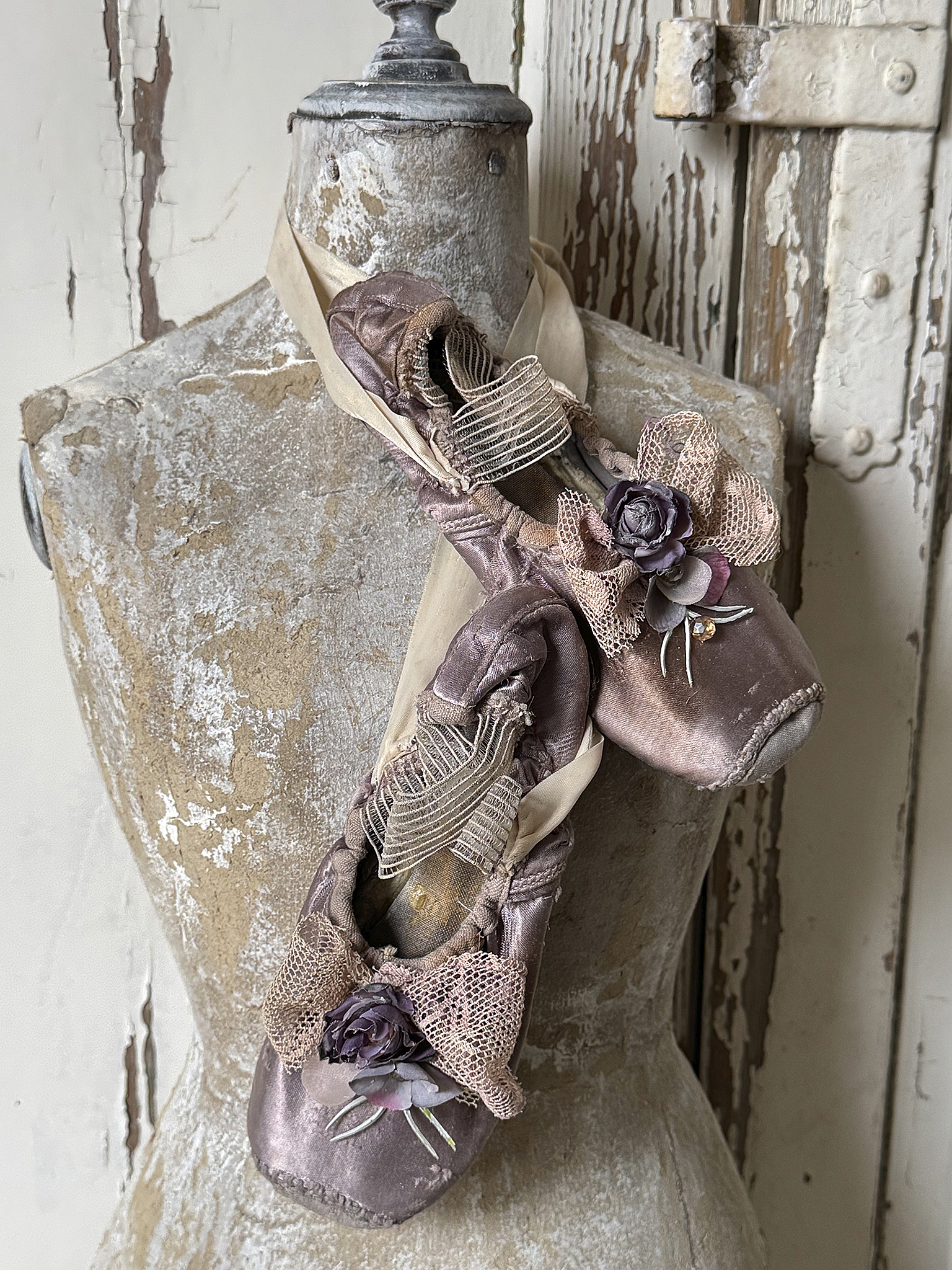 Alte Ballettspitzenschuhe im Malveton- Getanzte Erinnerung 2***