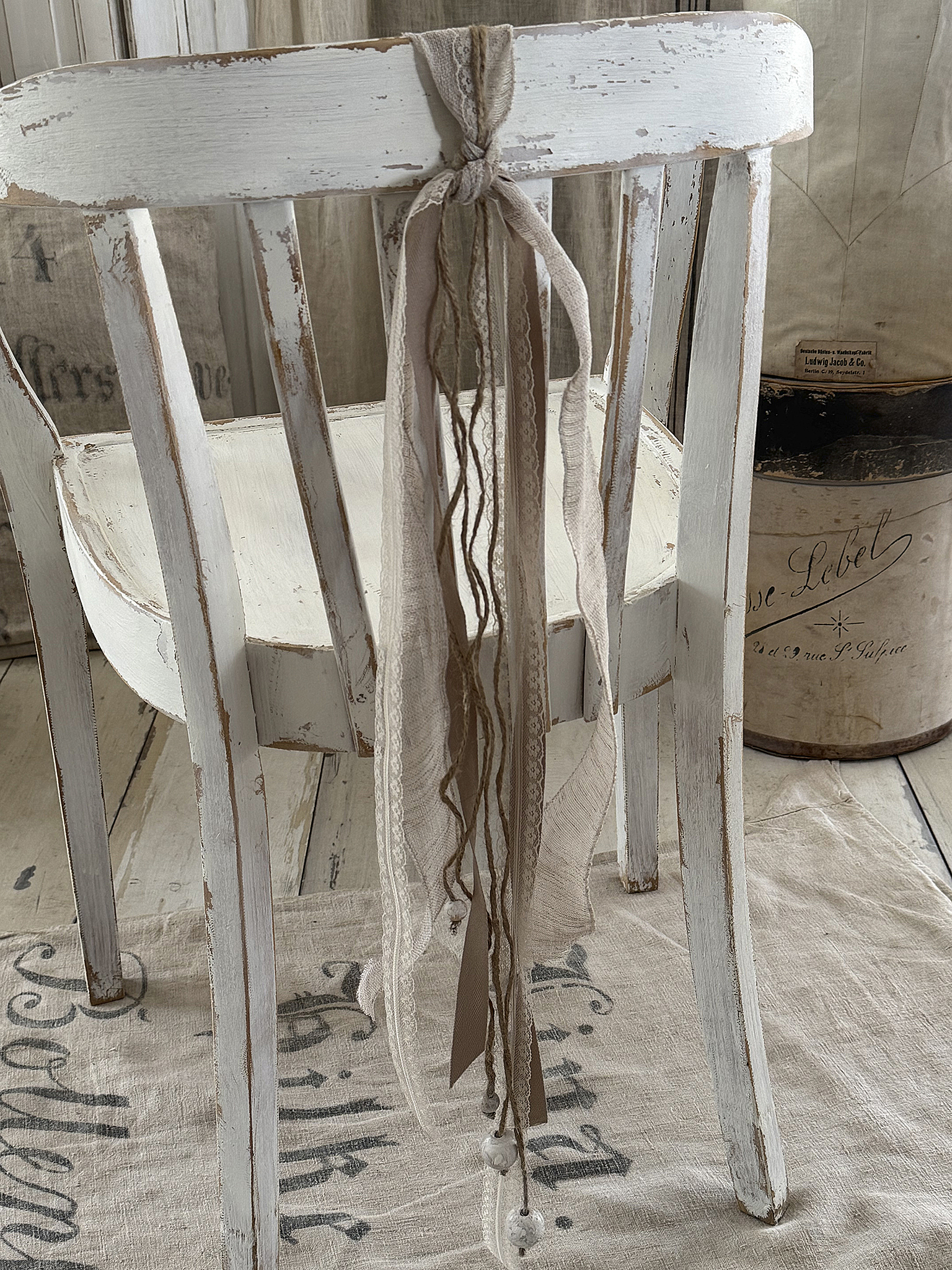 Alter schöner Armlehnenstuhl Bauhaus im weißen Vintagekleid***