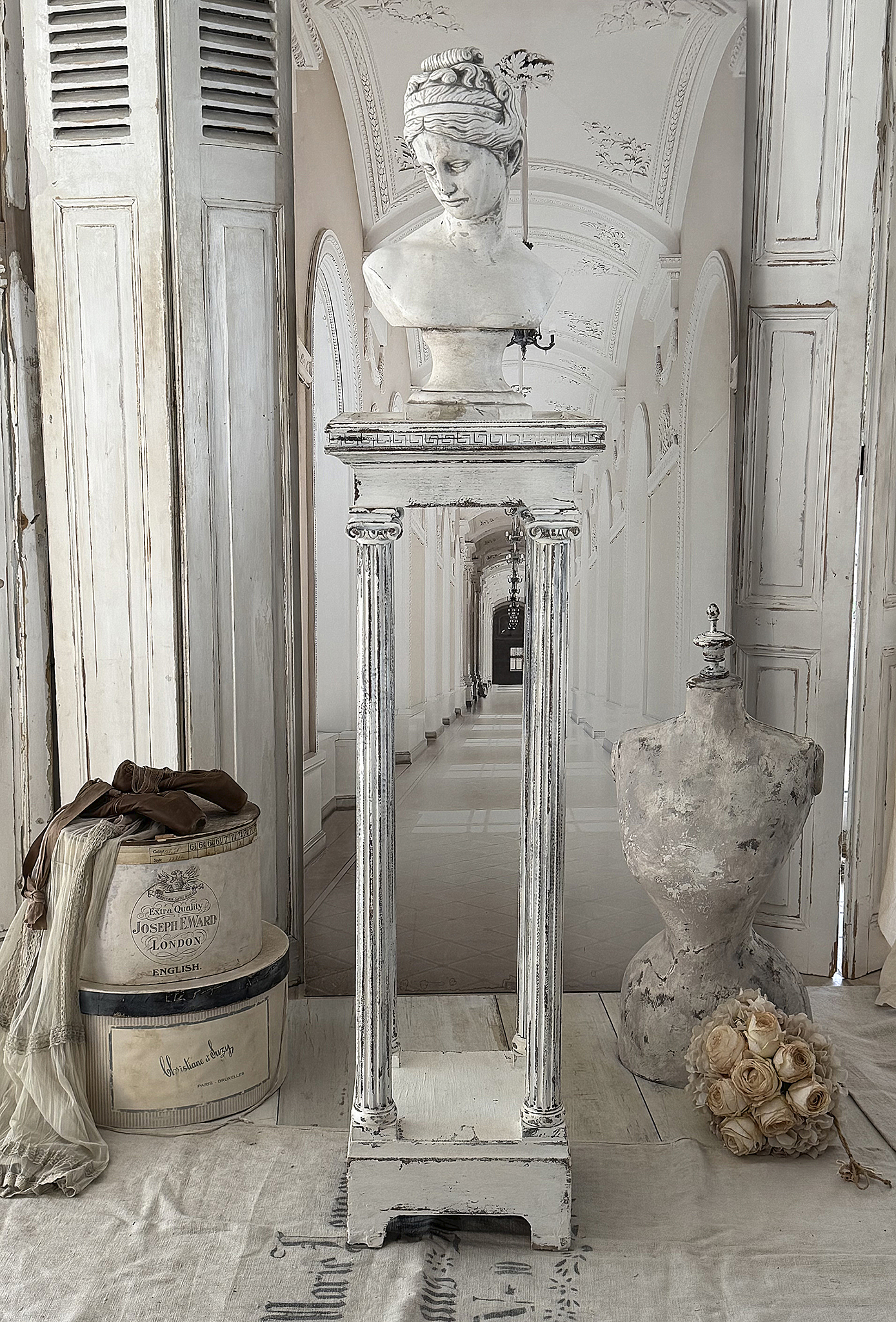Antikes Shabby-Chic Standsäulenregal aus Vollholz – ein außergewöhnliches Liebhaberstück*** 