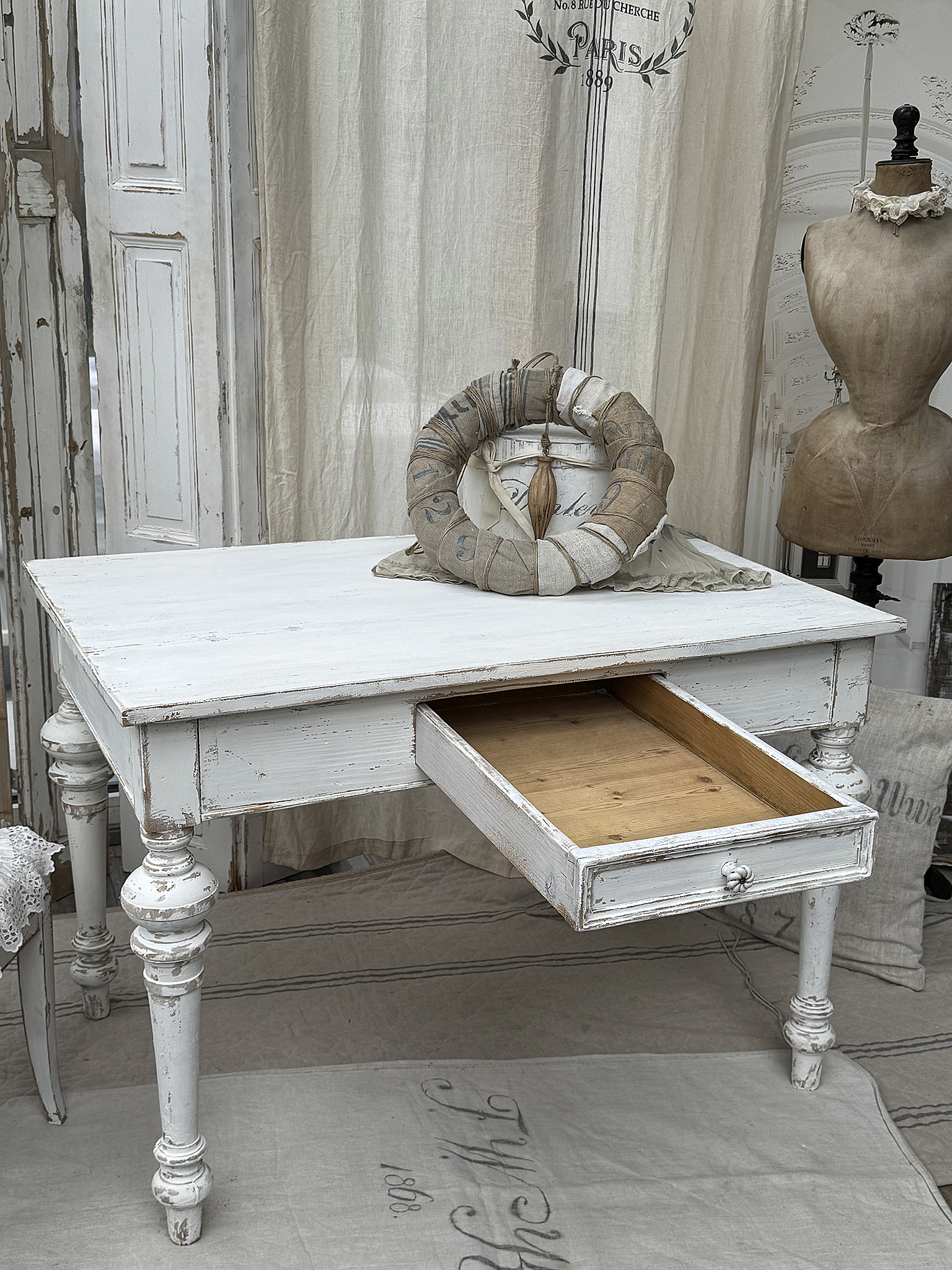 Antiker großer Gründerzeittisch im Shabby Chic***