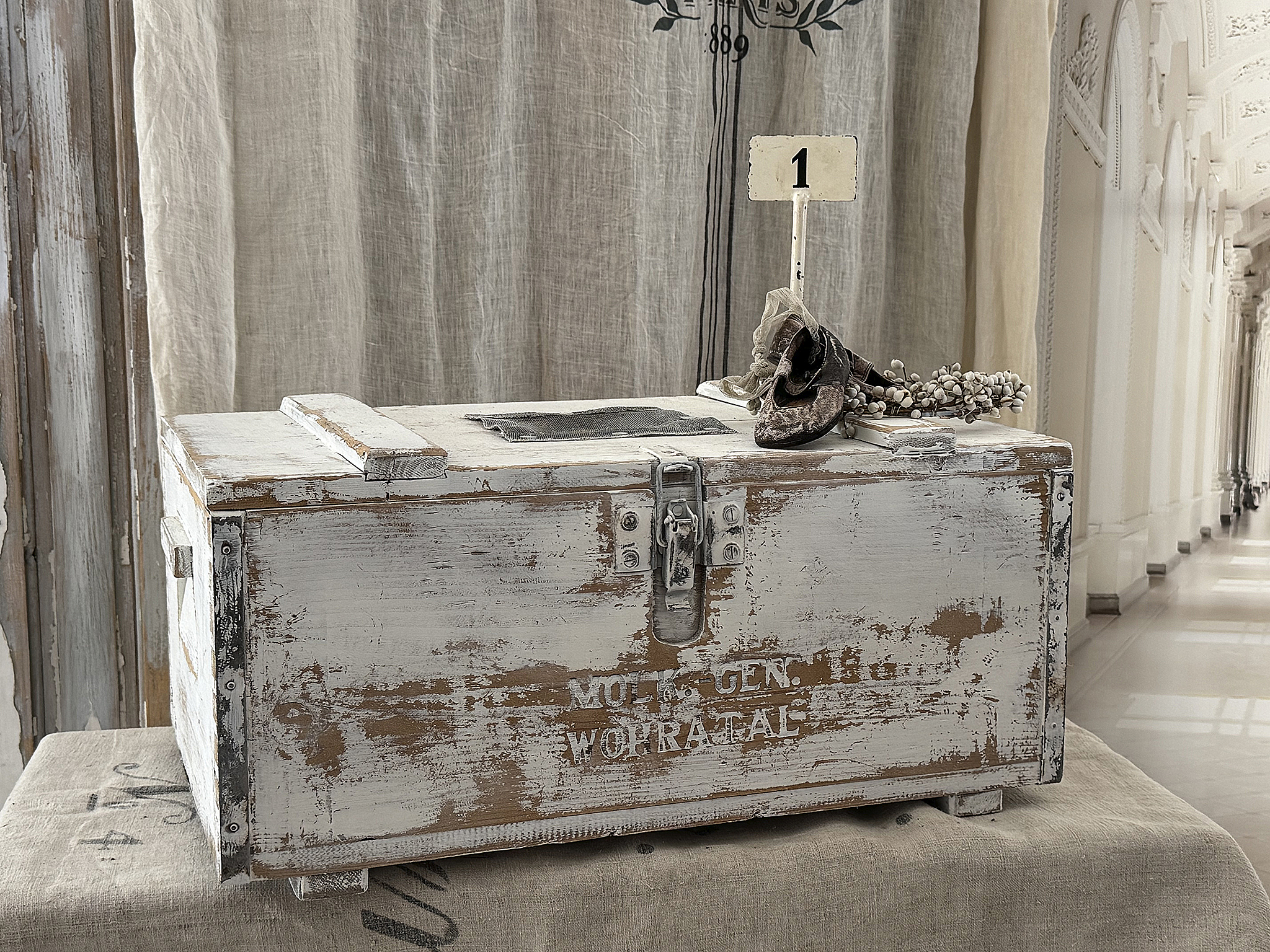 Alte Transportkiste aus Massivholz mit historischem Charme***