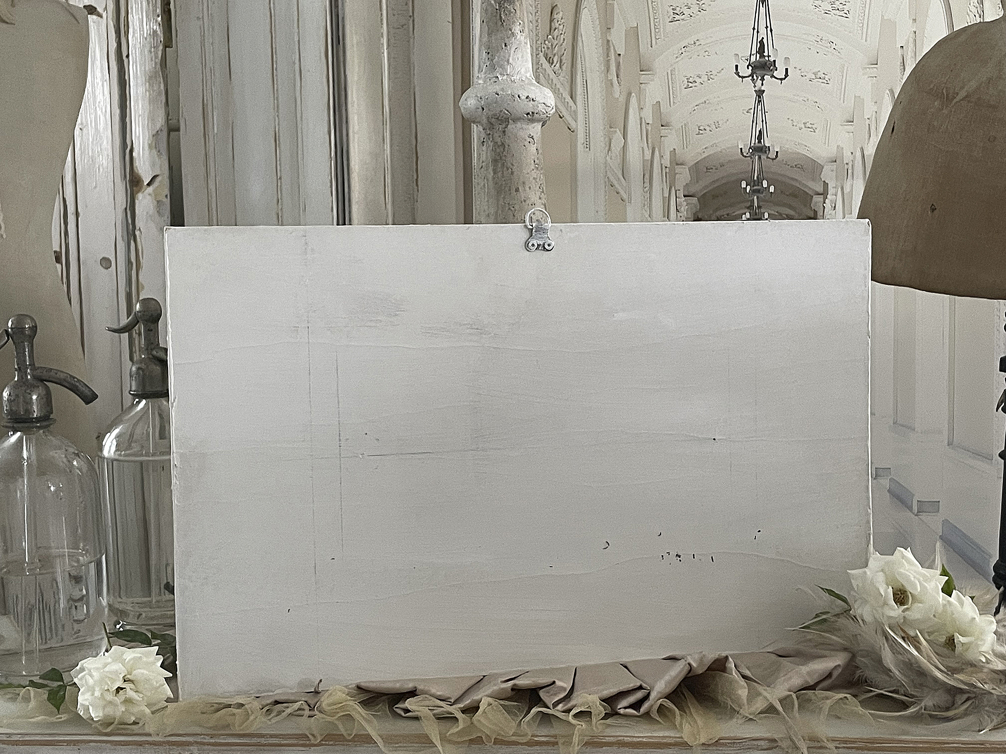 Gestellte Tafel in einem stilvollen Ambiente mit Blumen und Dekorationen