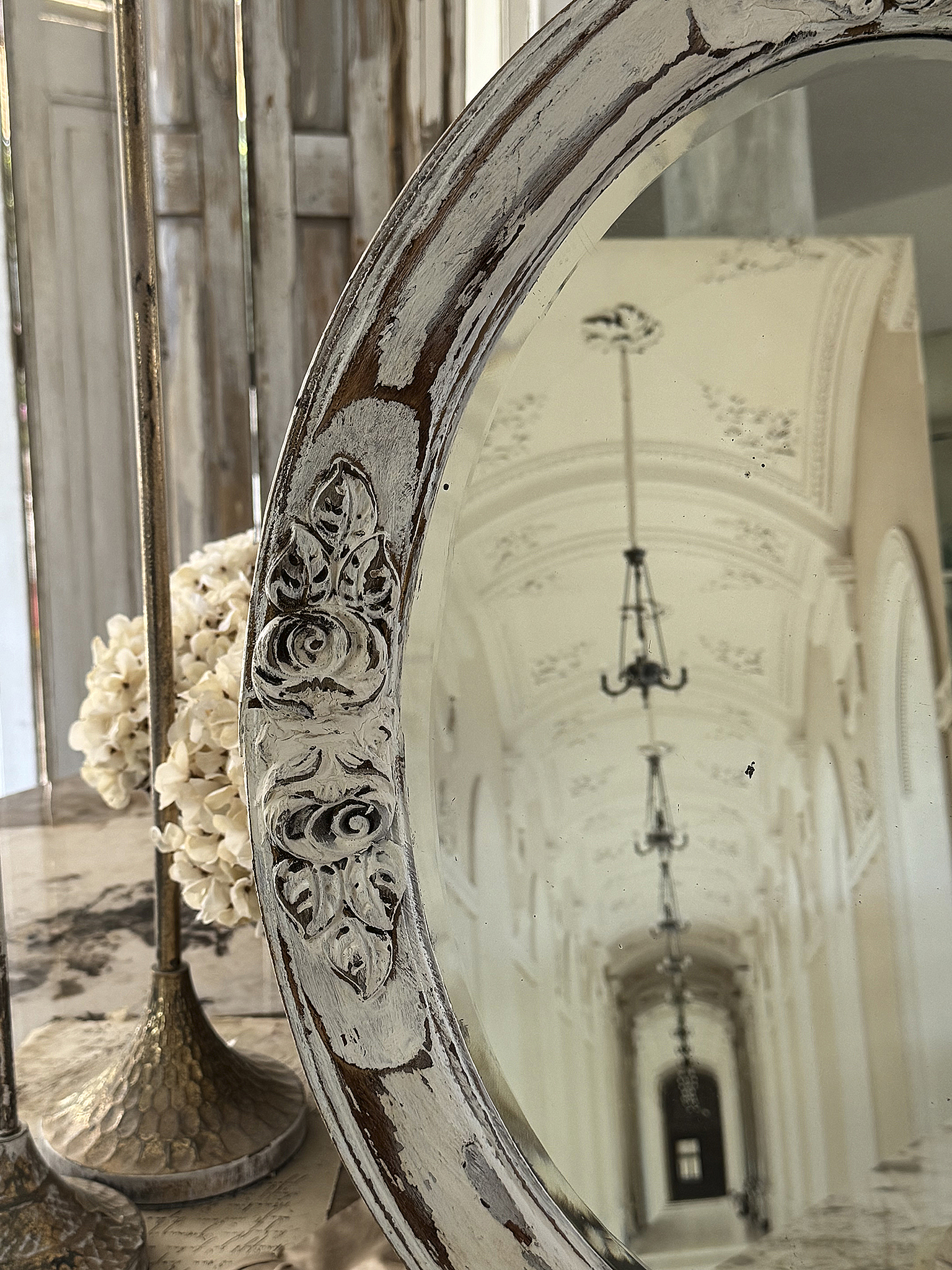 Romantischer ovaler alter Wandspiegel im Shabby-Chic***