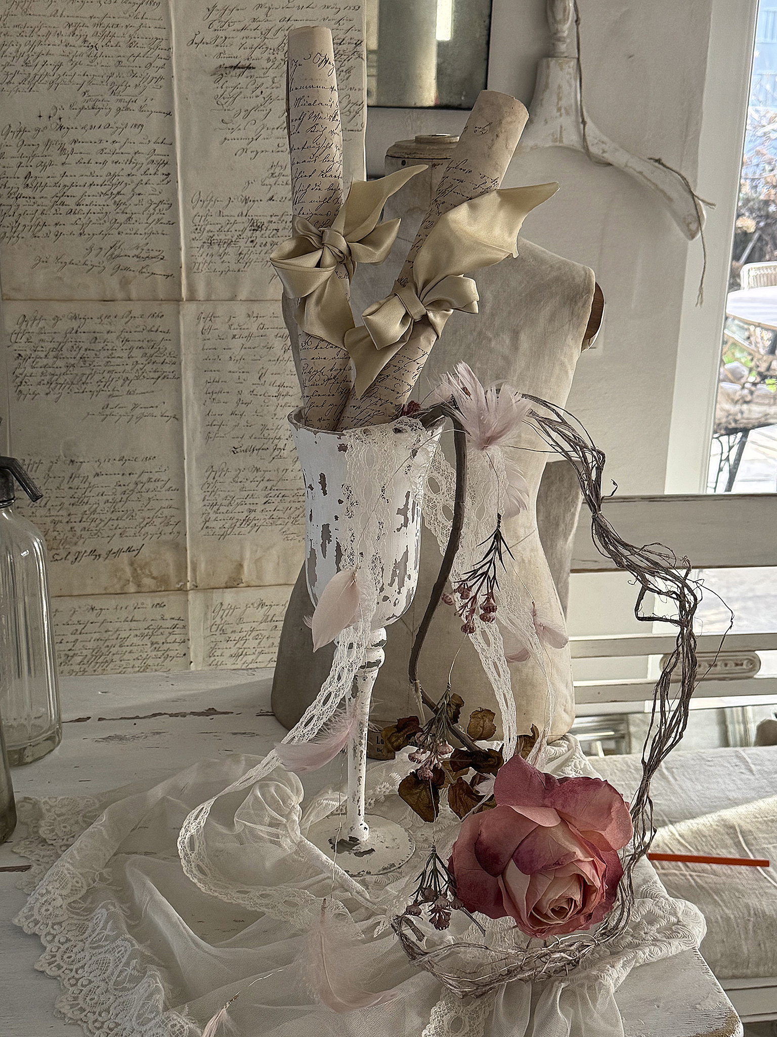 Hohe Glasvase mit romantischer Rosendeko im Shabbykleid***