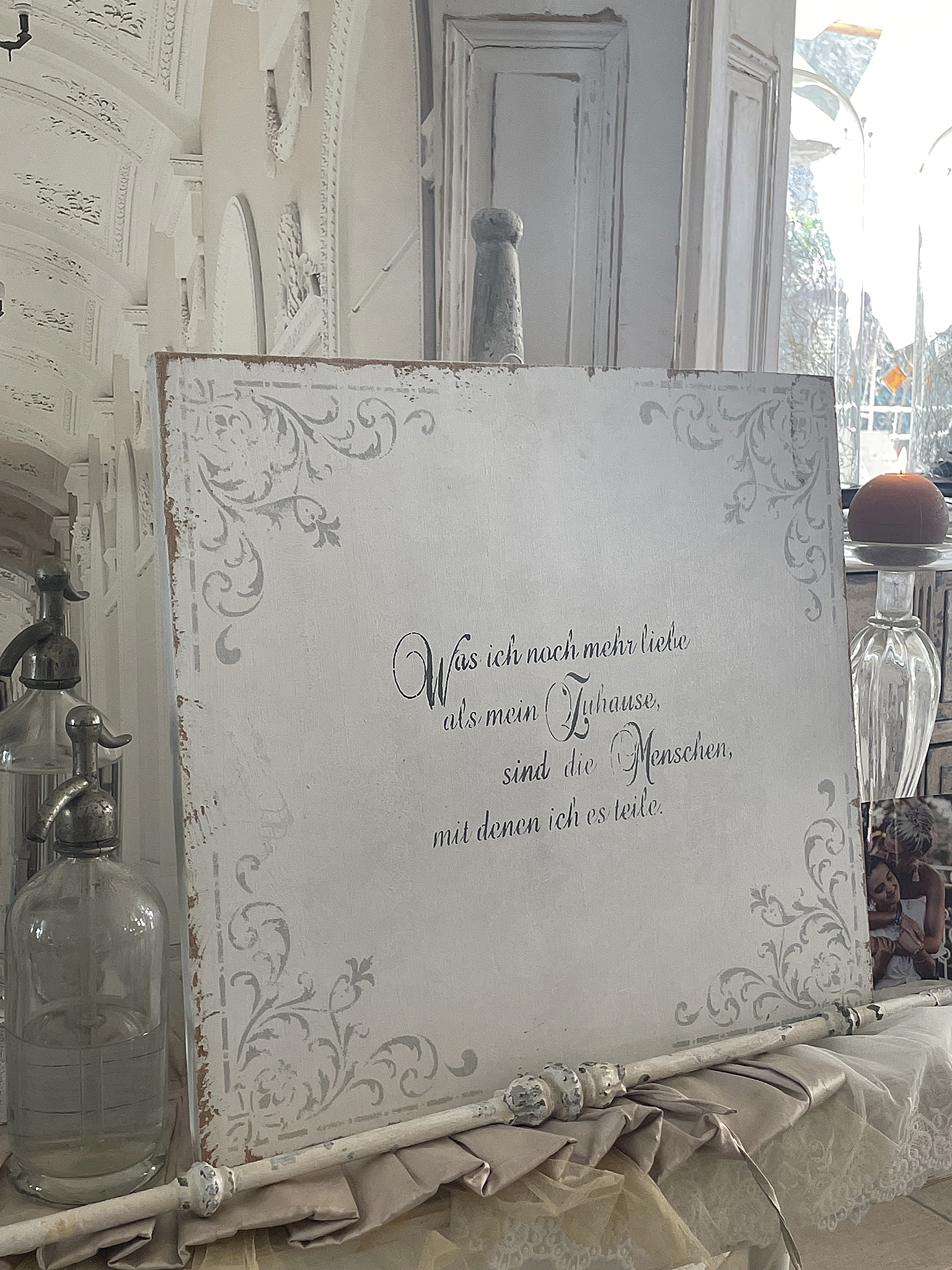 Dekoratives Wandbild mit Spruch über Liebe und Begegnungen Wandkunst mit dem Zitat: 'Was ich nach mein liebe, als mein Zuhause, sind die Menschen, mit denen ich es teile.'