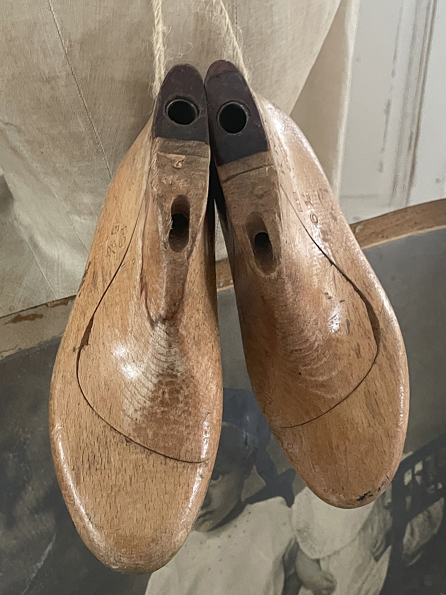 Antike Kinder-Schuhleisten mit Eisen-Medallion***