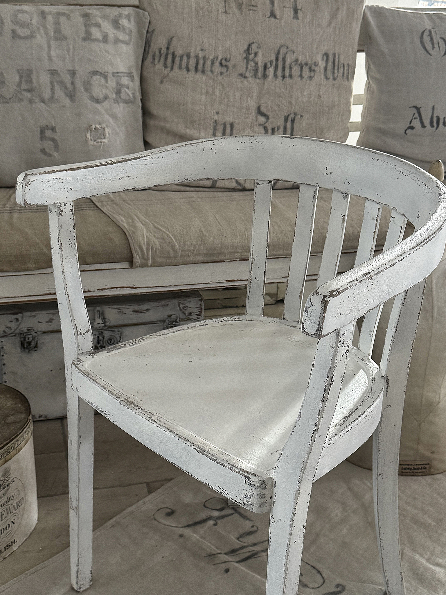 Alter Armlehnenstuhl Bauhaus im weißen Vintagekleid***