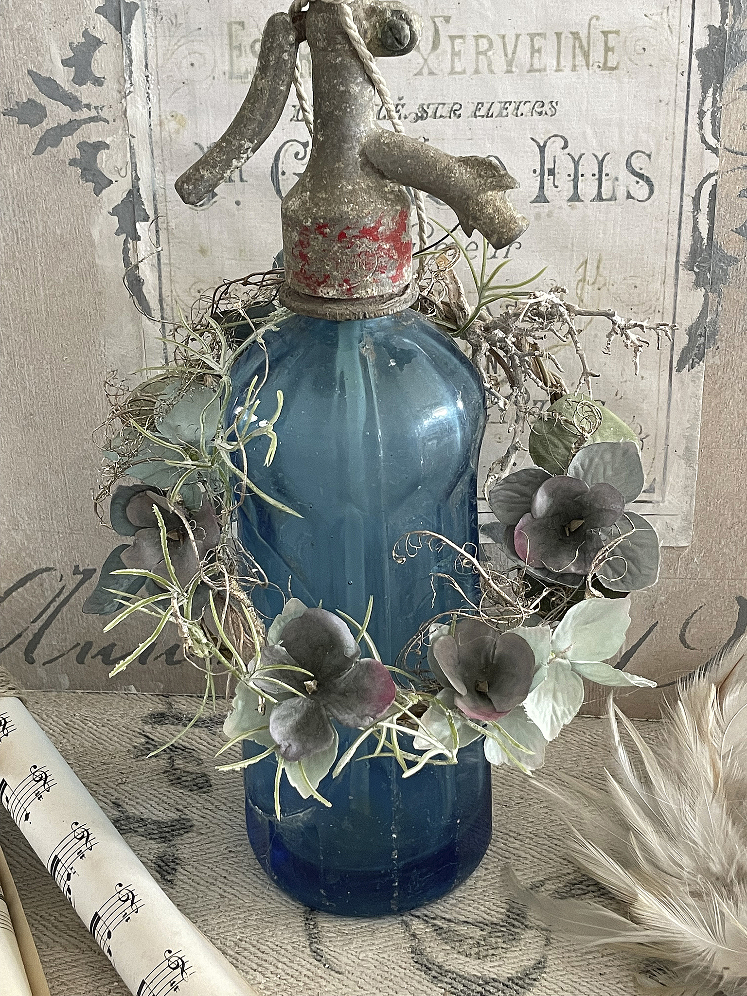 Alte blaue Sodaflasche mit Kränzchen***