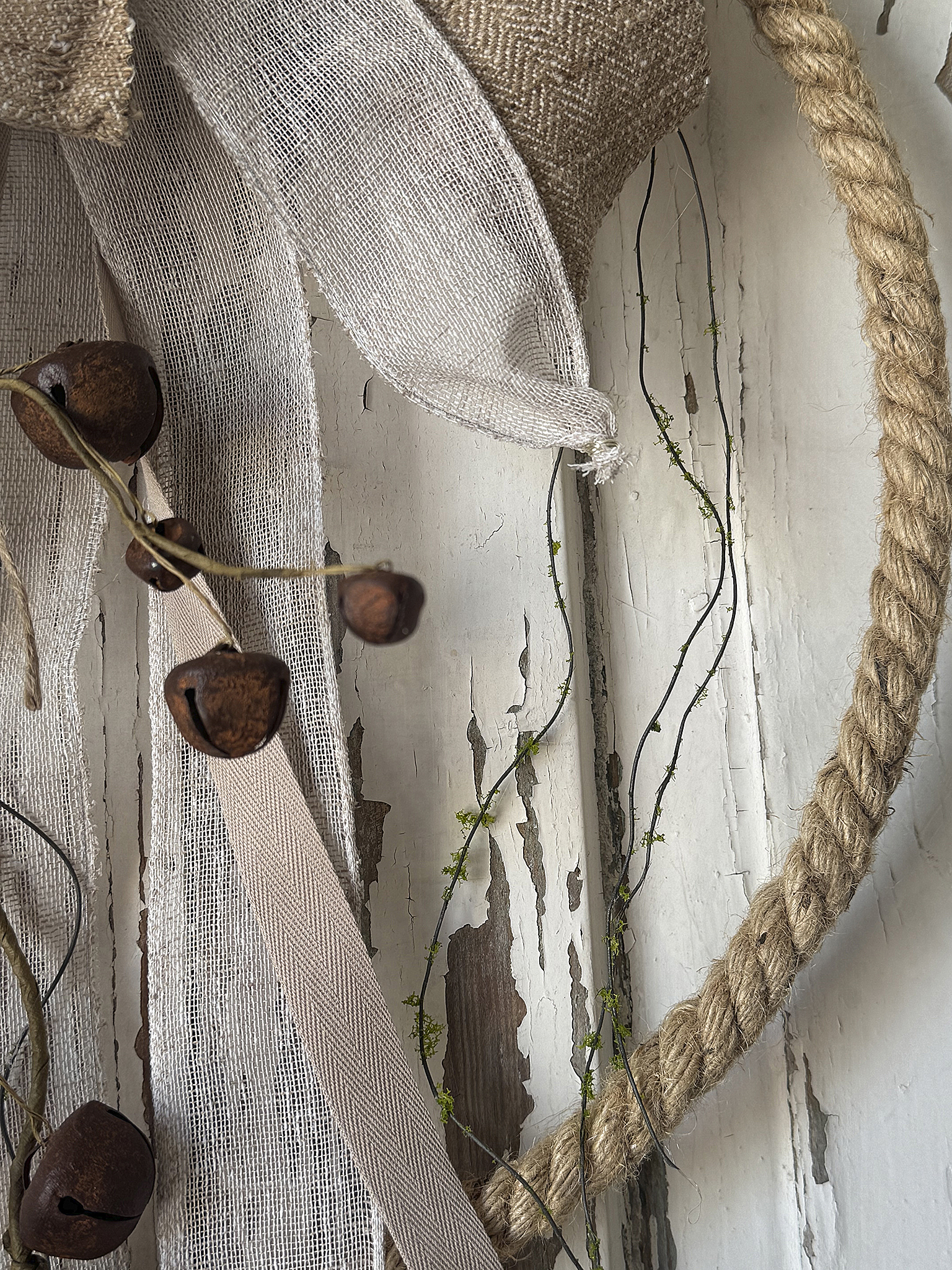 Zauberhafter Schellenkranz mit altem Leinen und sanften Elfenklängen – Romantischer Shabby Chic mit nostalgischem Charme***