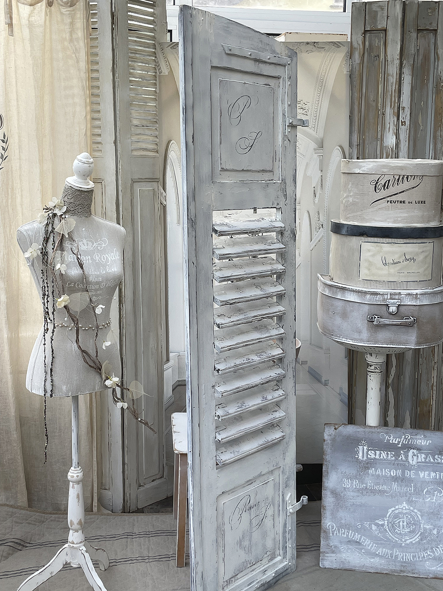 Antiker großer Fensterladen im weißen Shabbykleid*** Antiker großer Fensterladen im weißen Shabbykleid***
