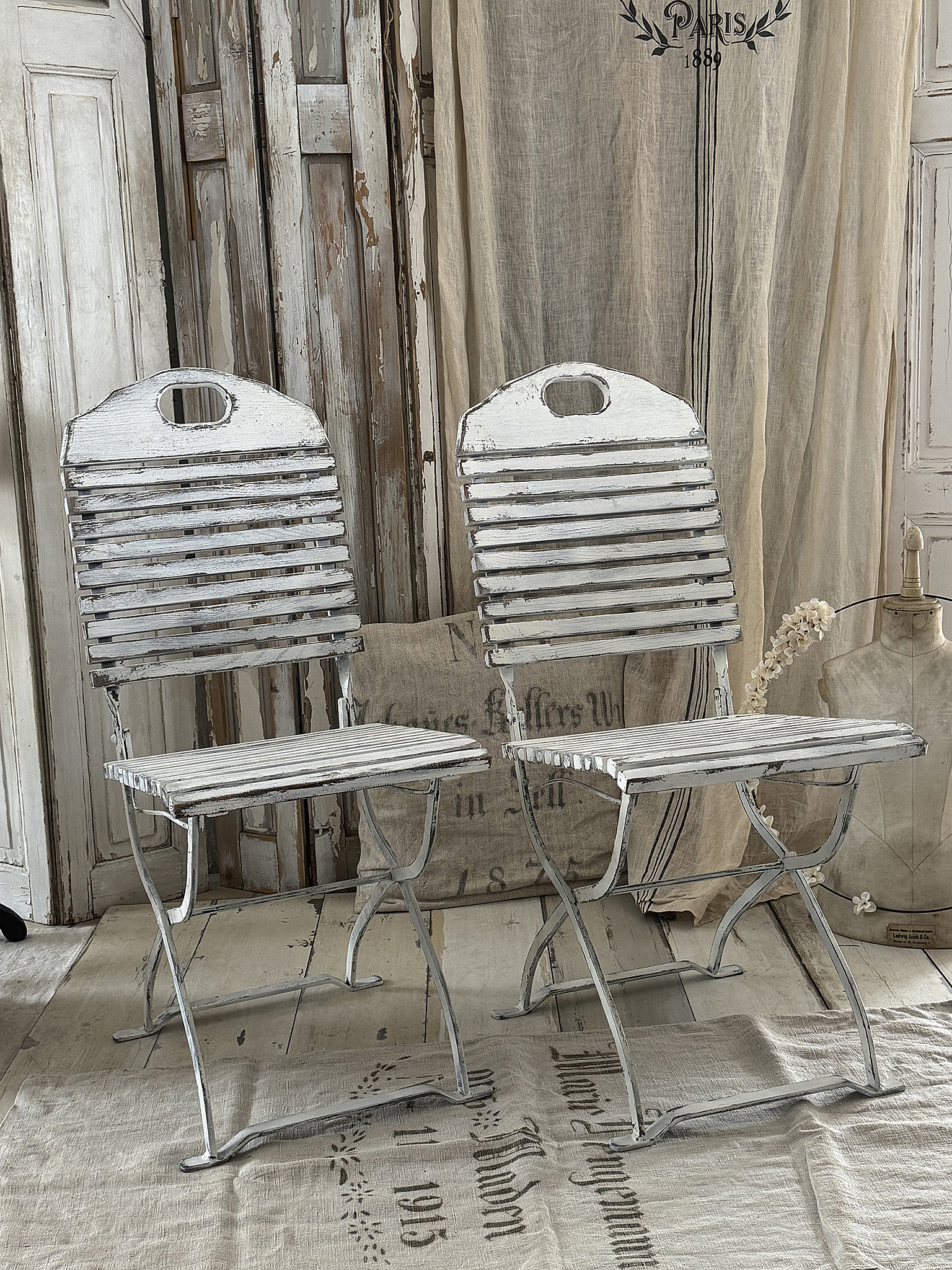 Charmante ältere Gartenstühle im mattweißen Shabby-Chic***