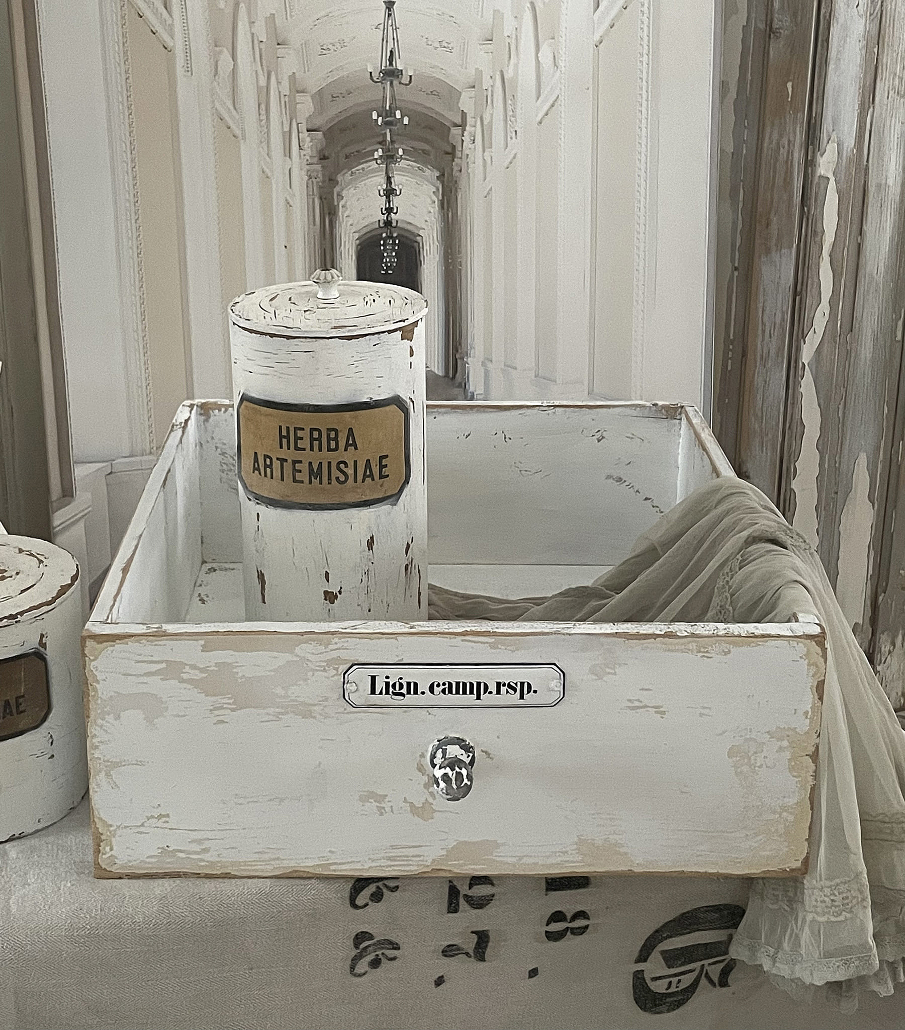 Alte große Apothekerschublade mit Emaille Schild Alte große Apothekerschublade mit Emaille Schild