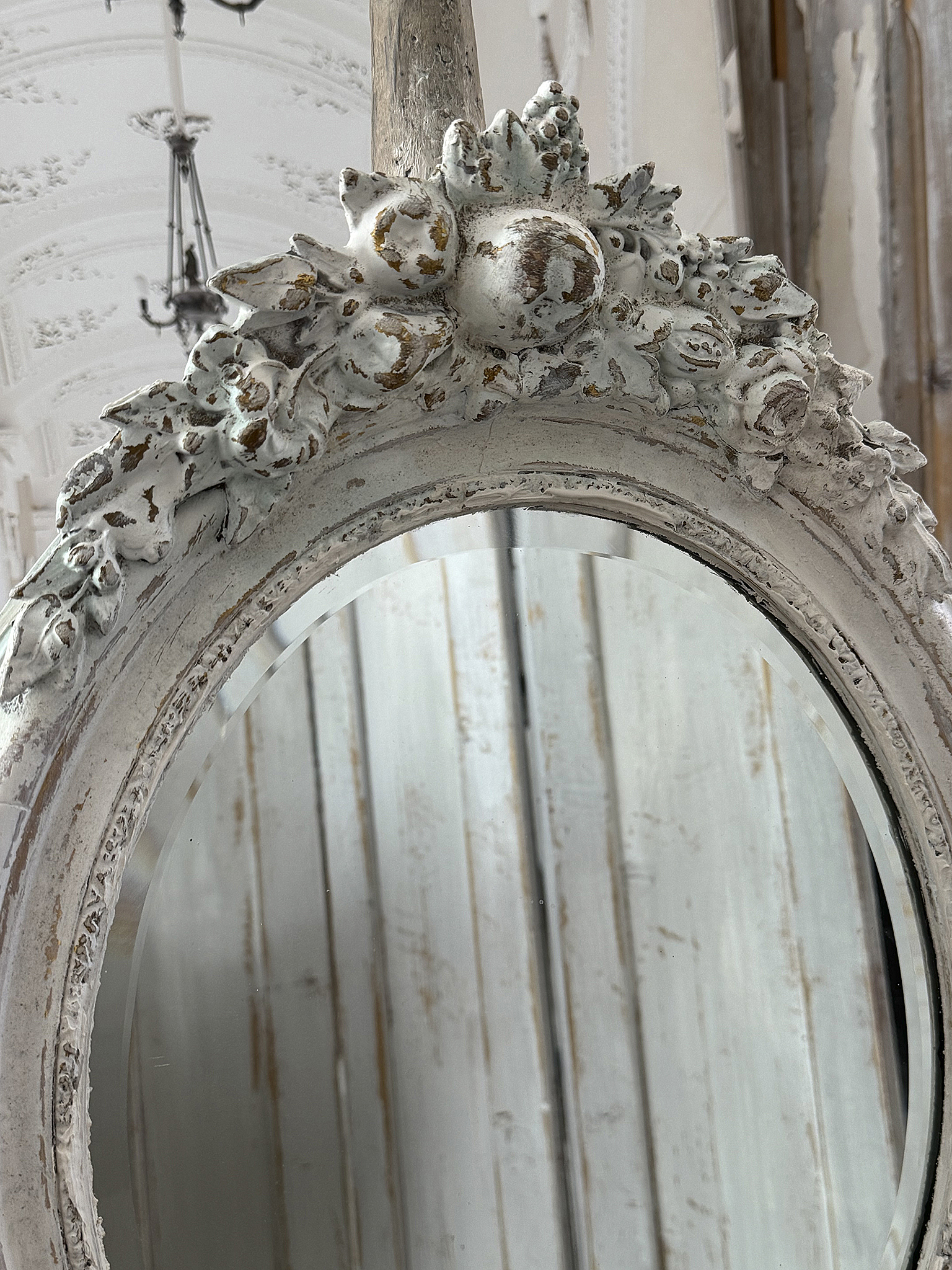 Alter ovaler Vintage-Spiegel im weißen Shabby-Kleid – romantisches Schmuckstück mit viel Charme***