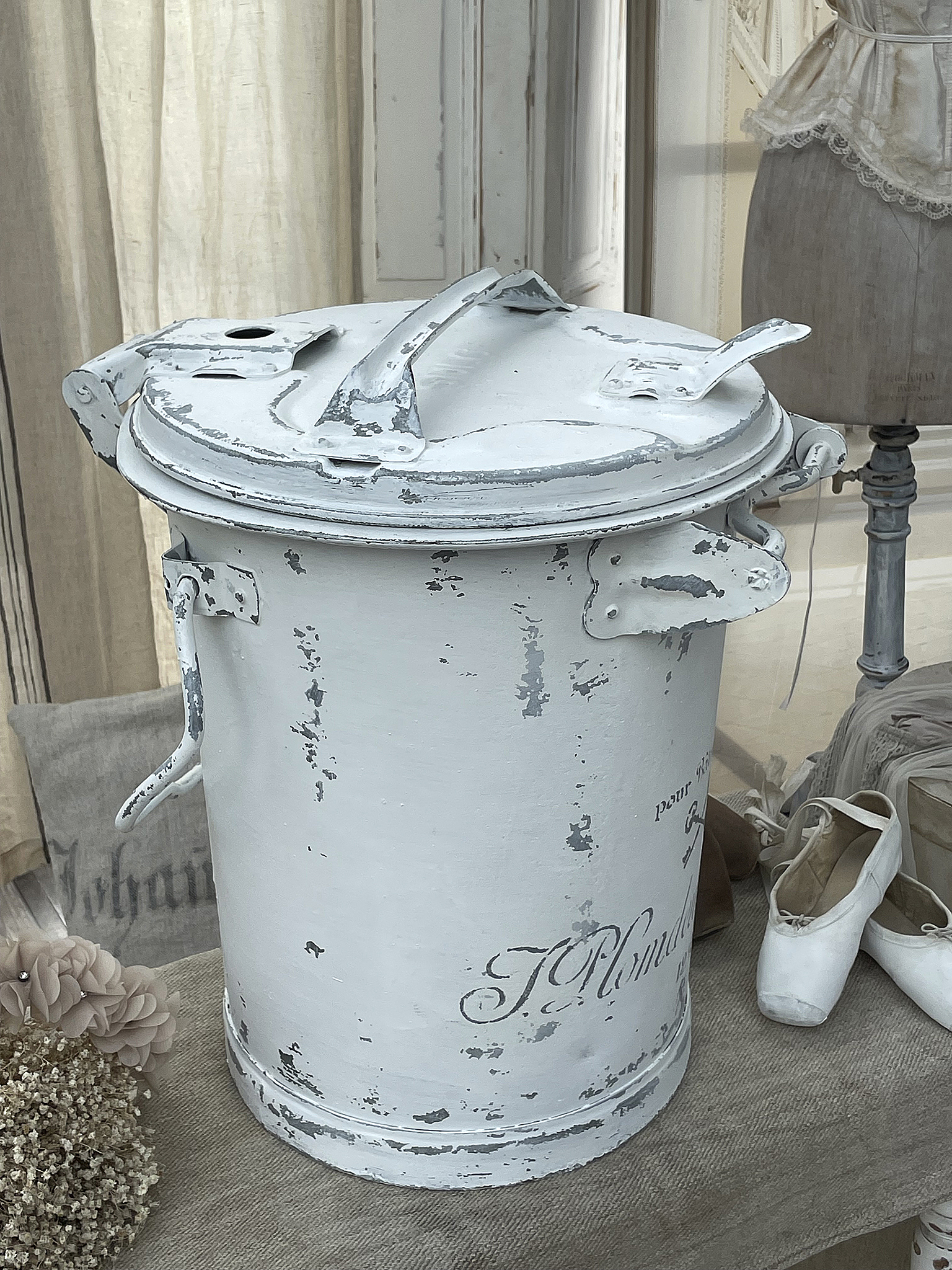 Vintage weißer Metallbehälter mit antikem Charme Antiker weißer Metallbehälter, ideal zur Dekoration oder für Aufbewahrung