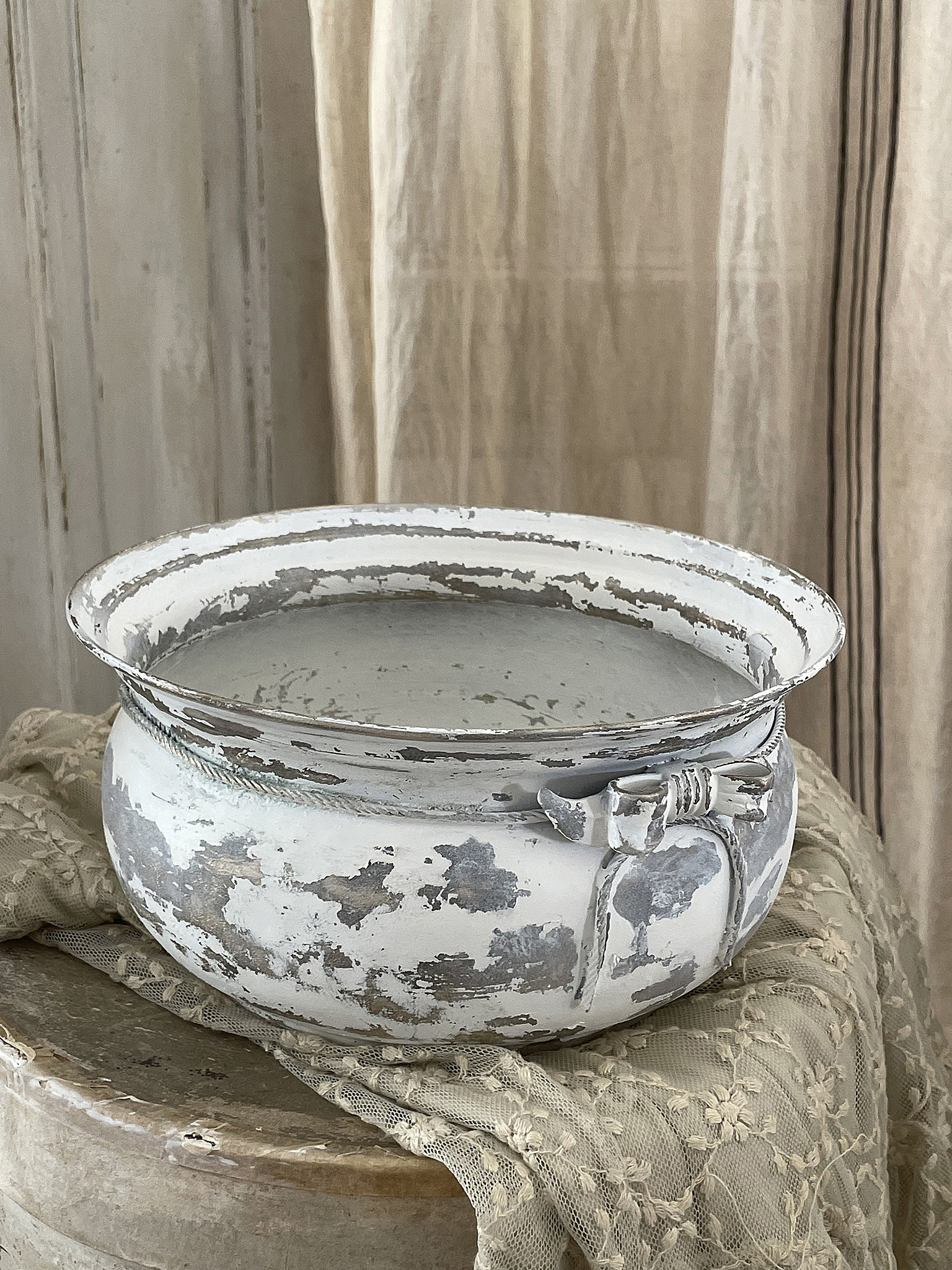 Dekorativer Vintage-Topf in Weiß mit Patina Schöner gealterter Topf in Weiß mit silberner Patina auf einer Dekoration