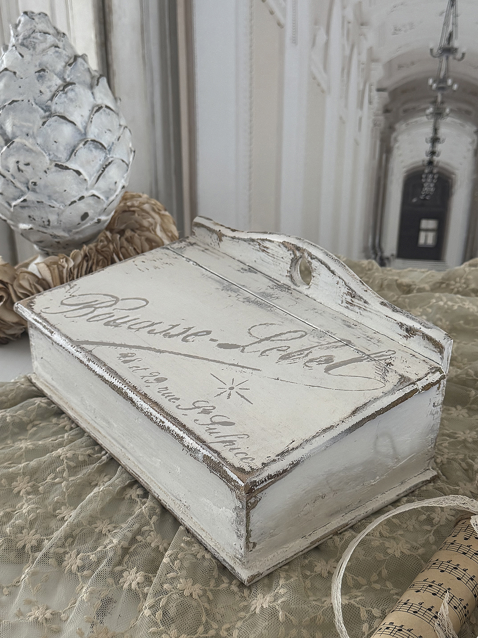Alte Holzklappkiste im Shabby Chic mit französischen Schriftzügen***