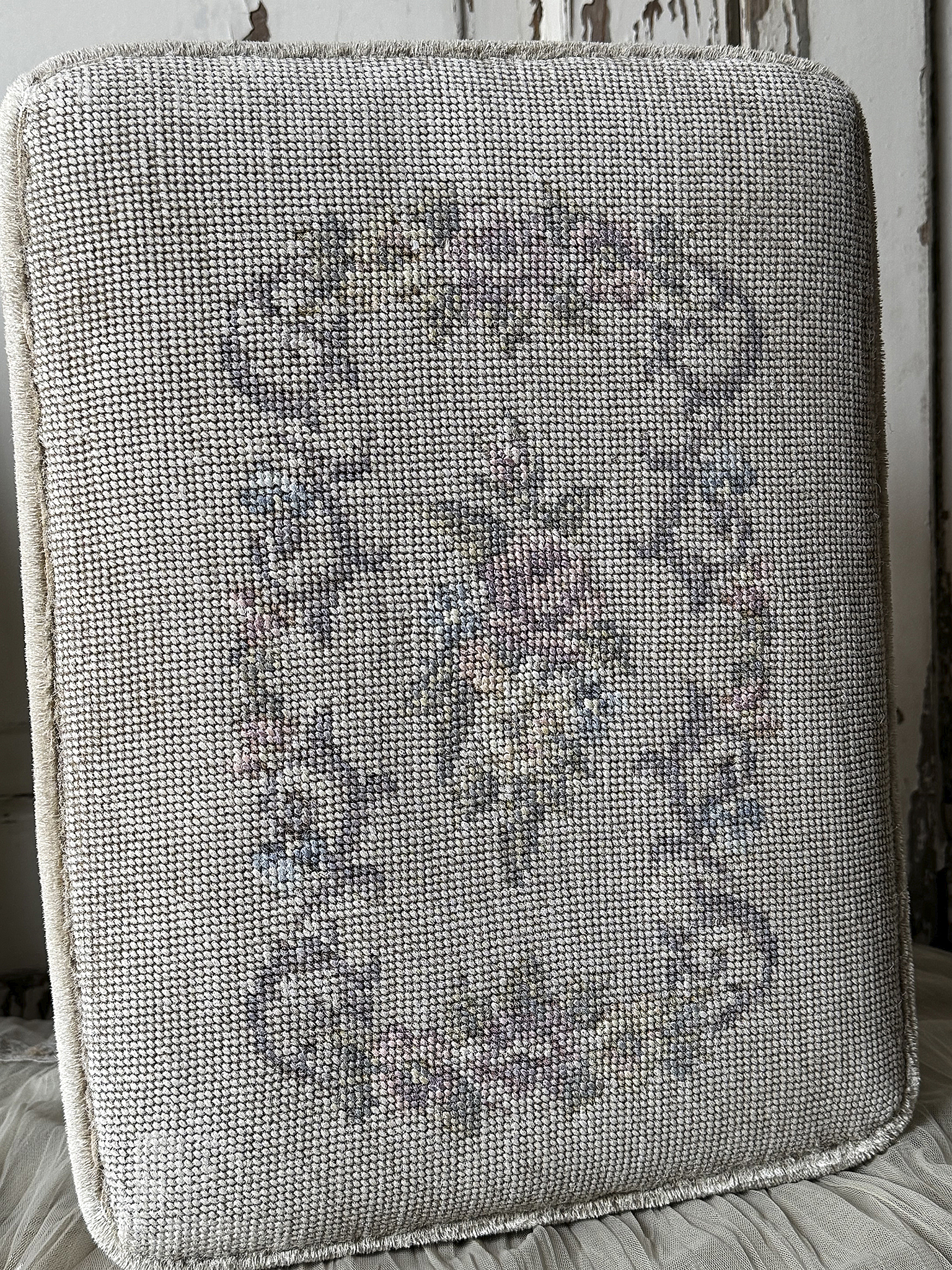 Verwandlungskünstler im Shabby-Look – Alter Gobelin-Fußhocker***