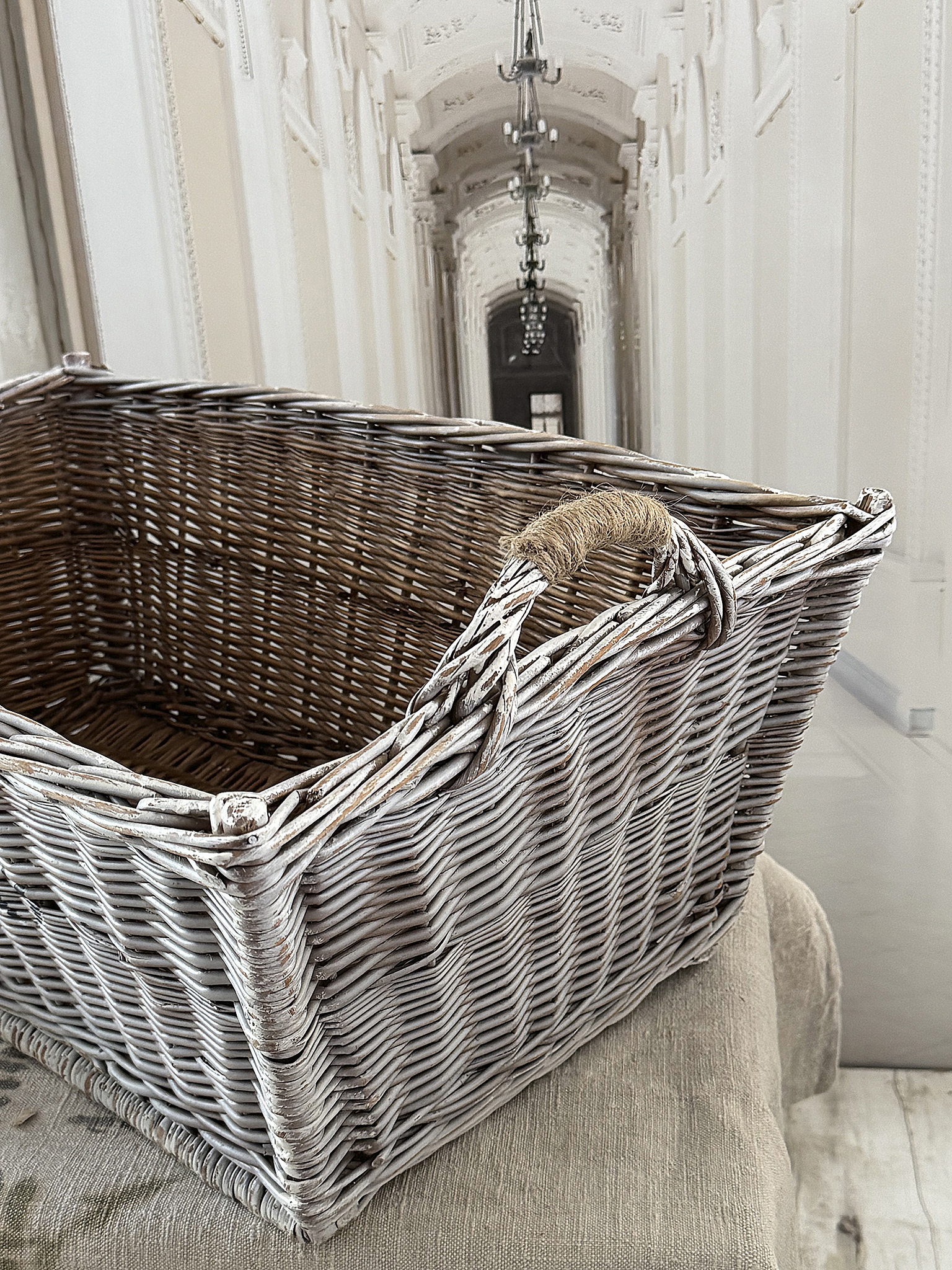 Alter Weidenkorb mit sanftem Vintage-Flair***