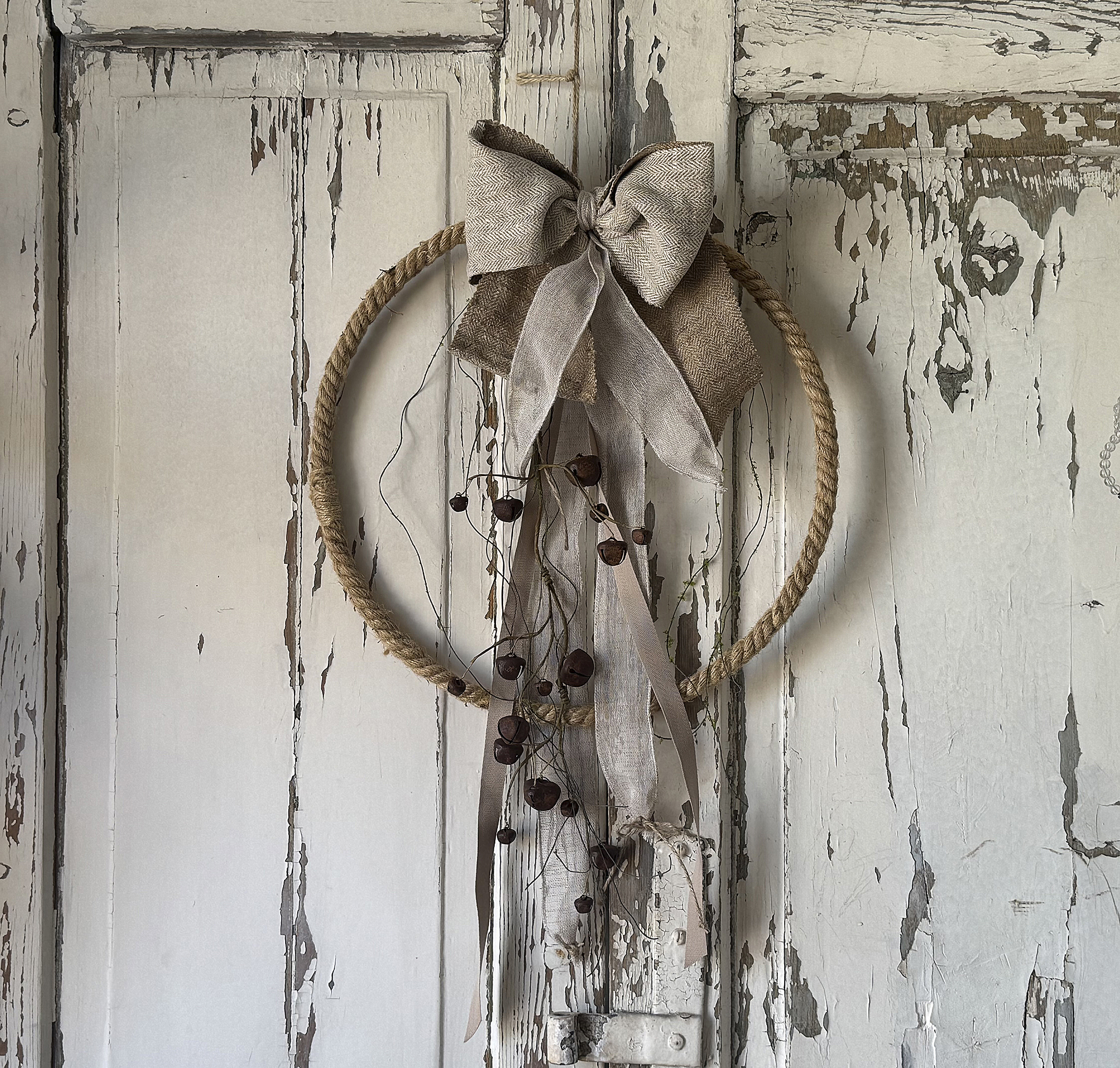 Zauberhafter Schellenkranz mit altem Leinen und sanften Elfenklängen – Romantischer Shabby Chic mit nostalgischem Charme***