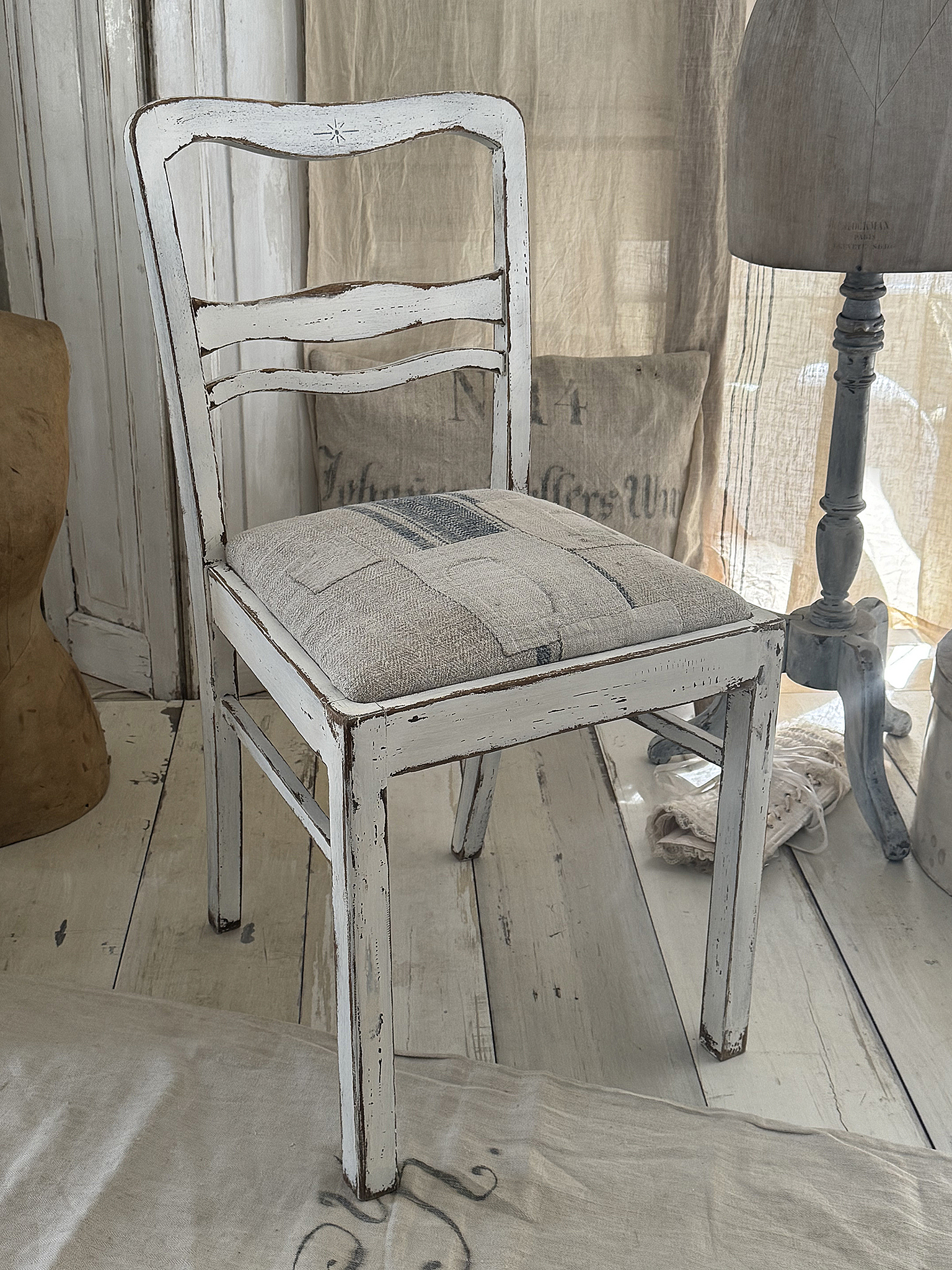 Alter Polsterstuhl mit Mehlsack Shabby-pur***