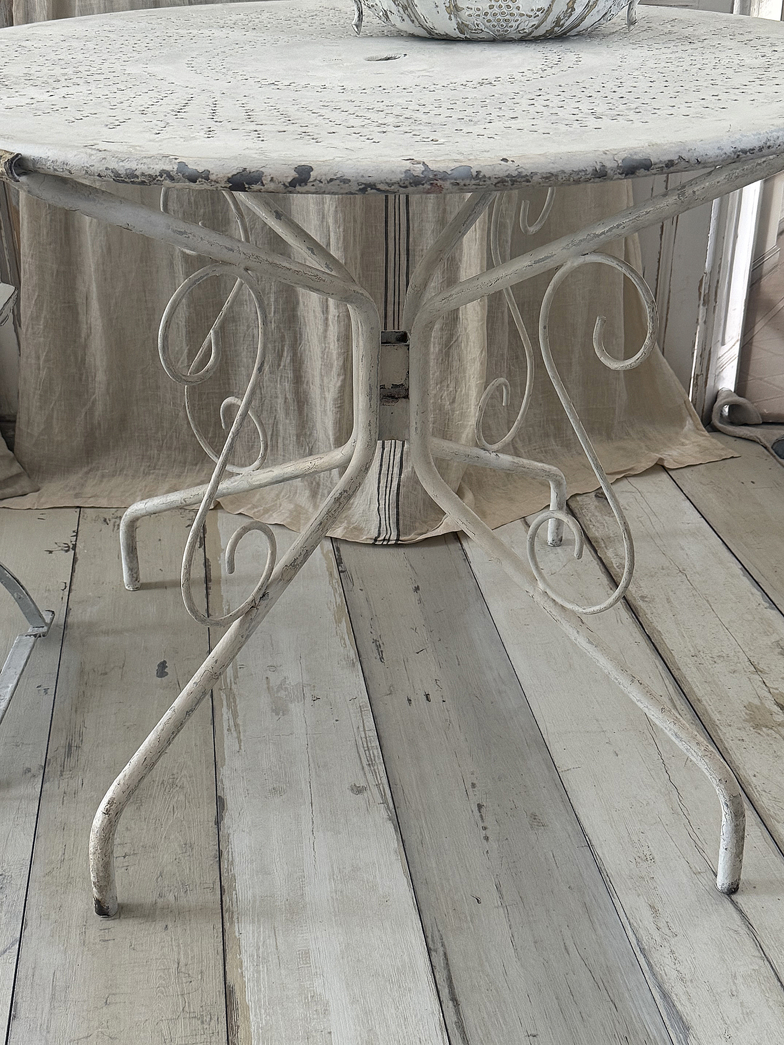 Französischer Gartentisch aus Eisen – nostalgischer Charme mit authentischer Patina***