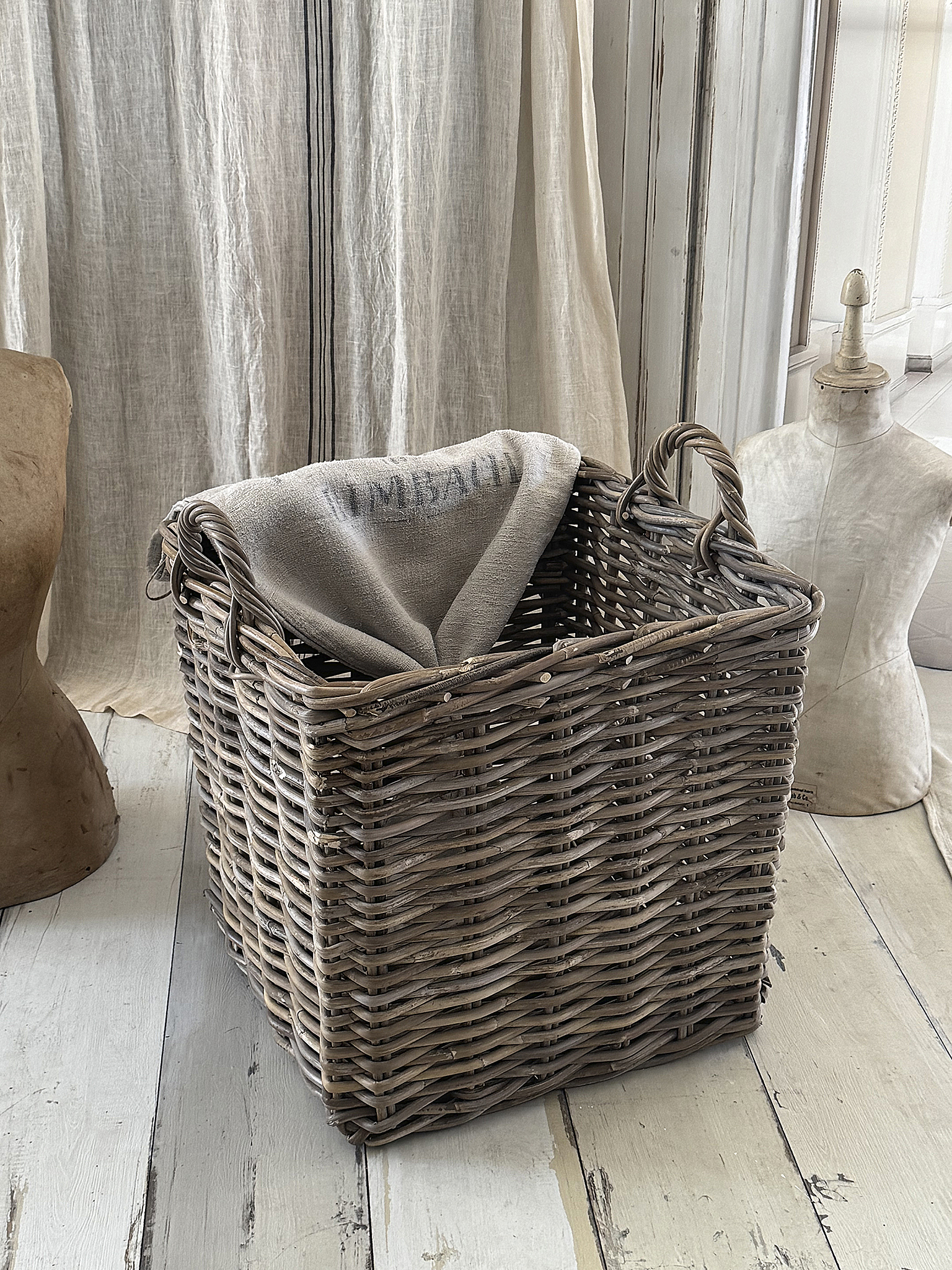 Großer Naturweidenkorb mit altem Leinensack-XL***