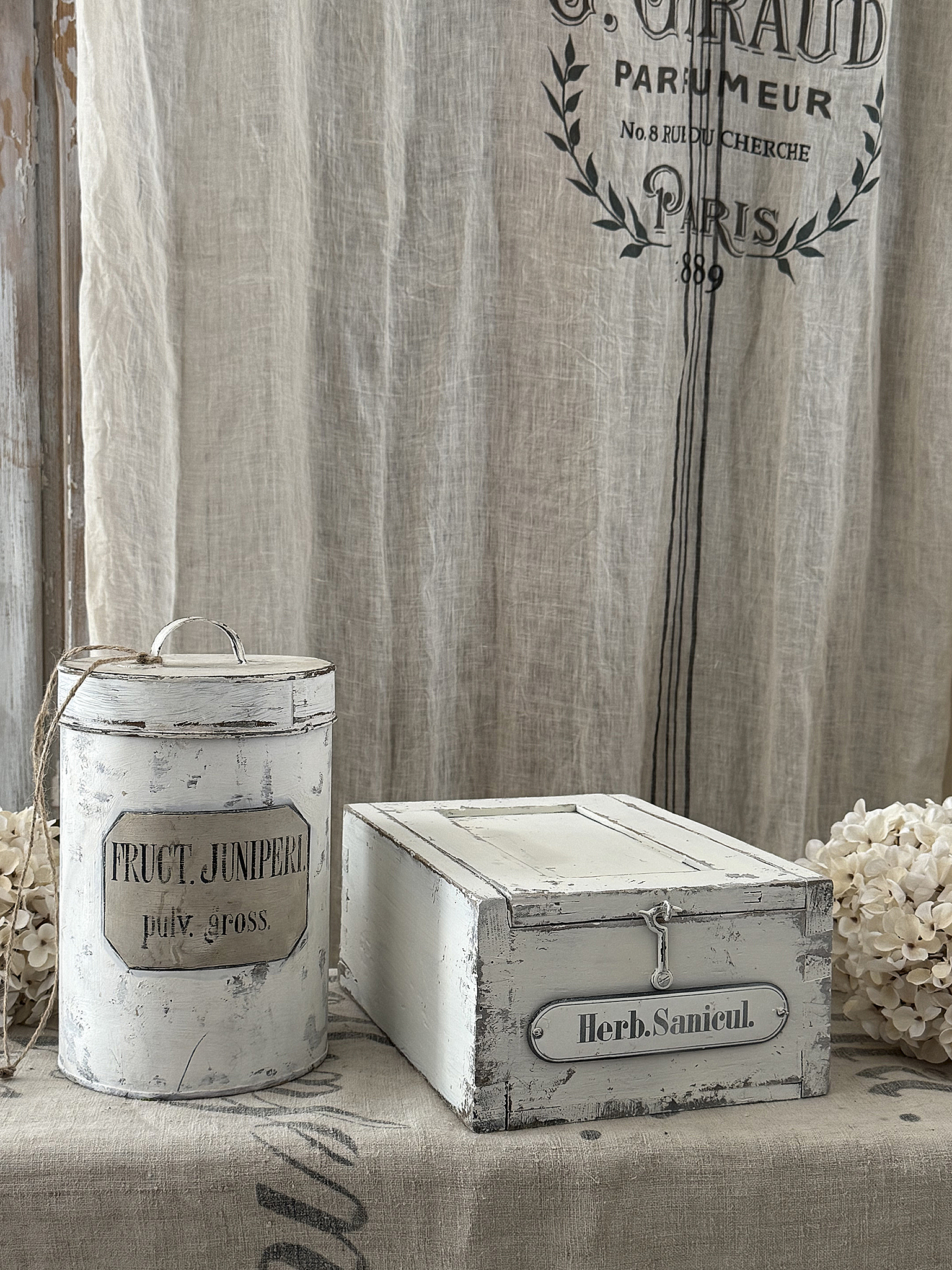 Stimmungsvolles altes Apotheker-Duo mit wunderschönem Shabby-Chic-Charme***