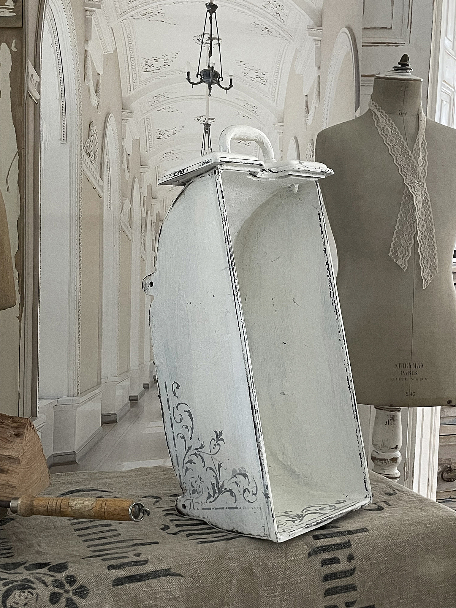 Dekorative weiße Vintage-Verpackung mit floralem Design Weiße Vintage-Verpackung mit feinen Verzierungen in einem stilvollen Raum
