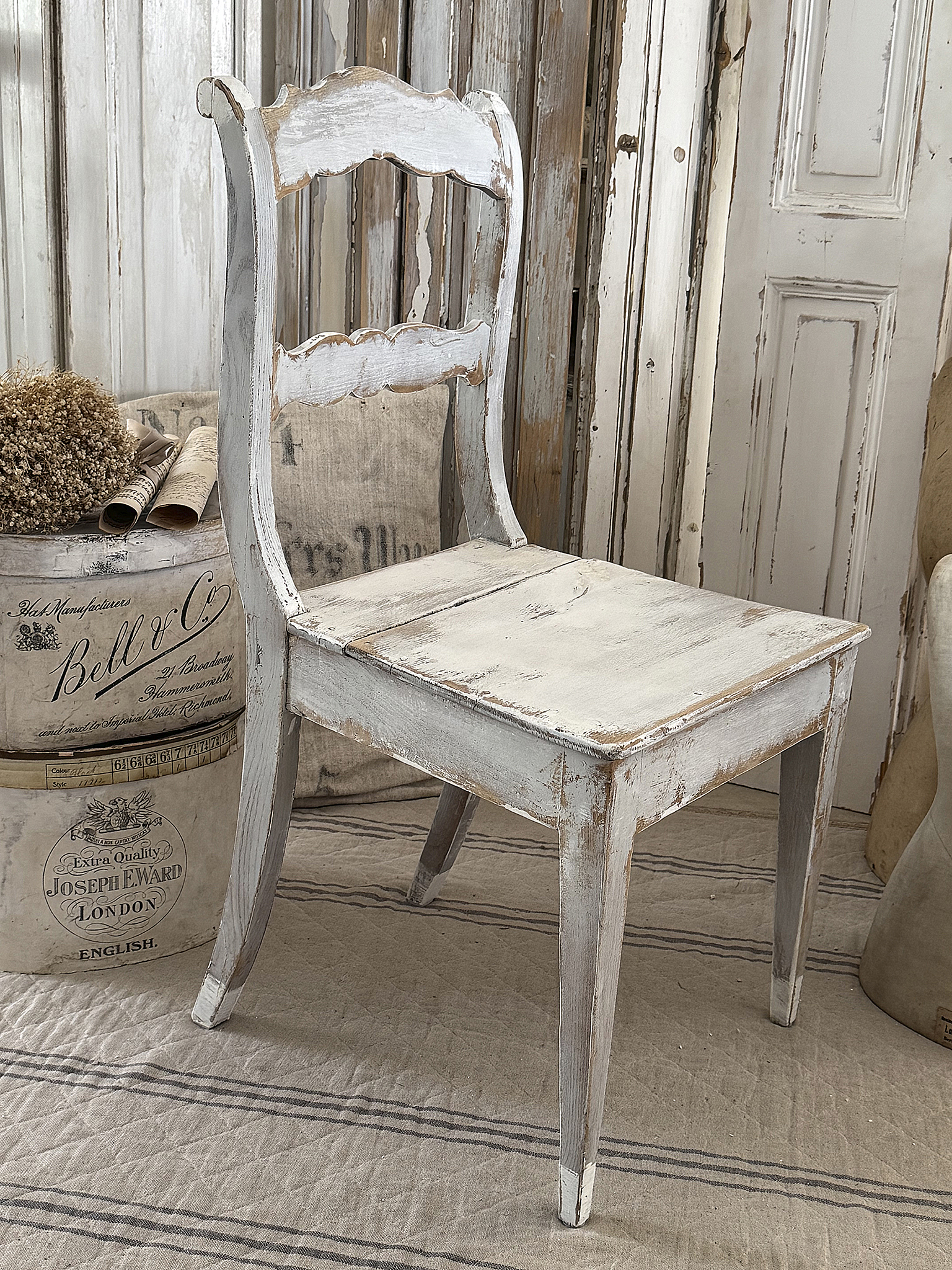 Antiker niedriger Biedermeierstuhl***