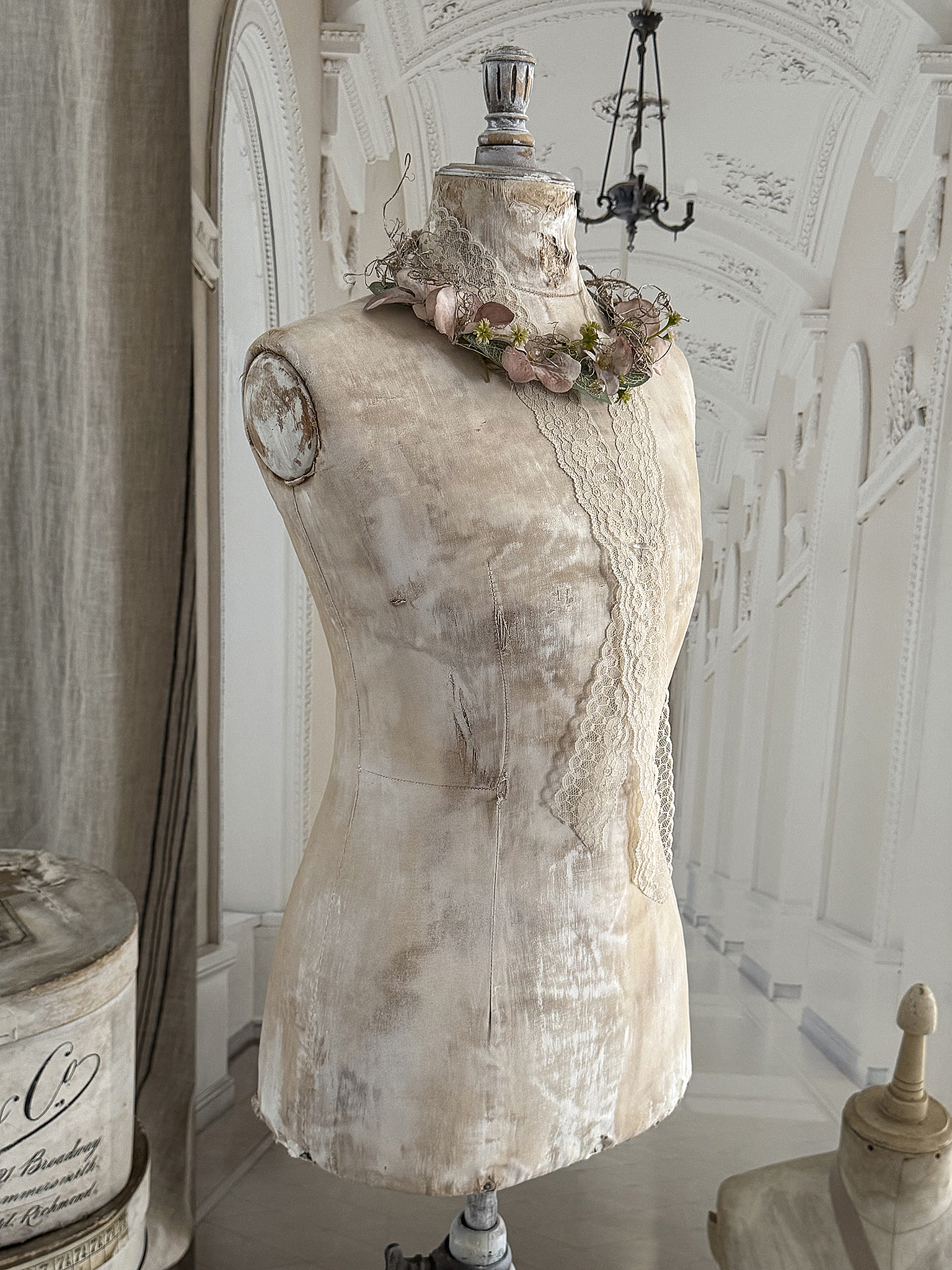 Reizende, antike Kinderschneiderpuppe der Firma Stockmann, Paris***