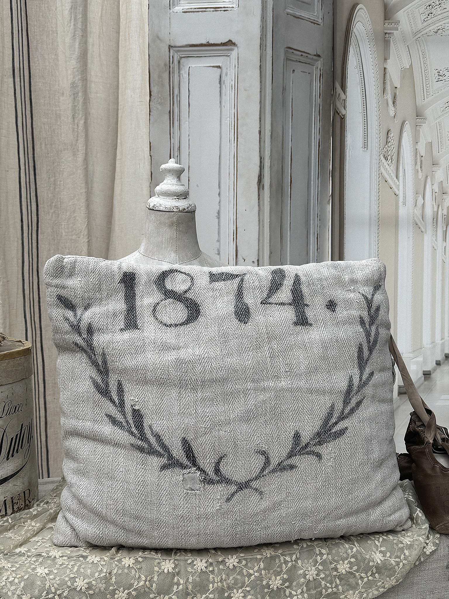 Kissen im Vintage-Stil mit Jahreszahl 1874 und Lorbeerkranz Hochwertiges Kissen im Vintage-Design mit der Aufschrift 1874 und dekorativem Lorbeerkranz.