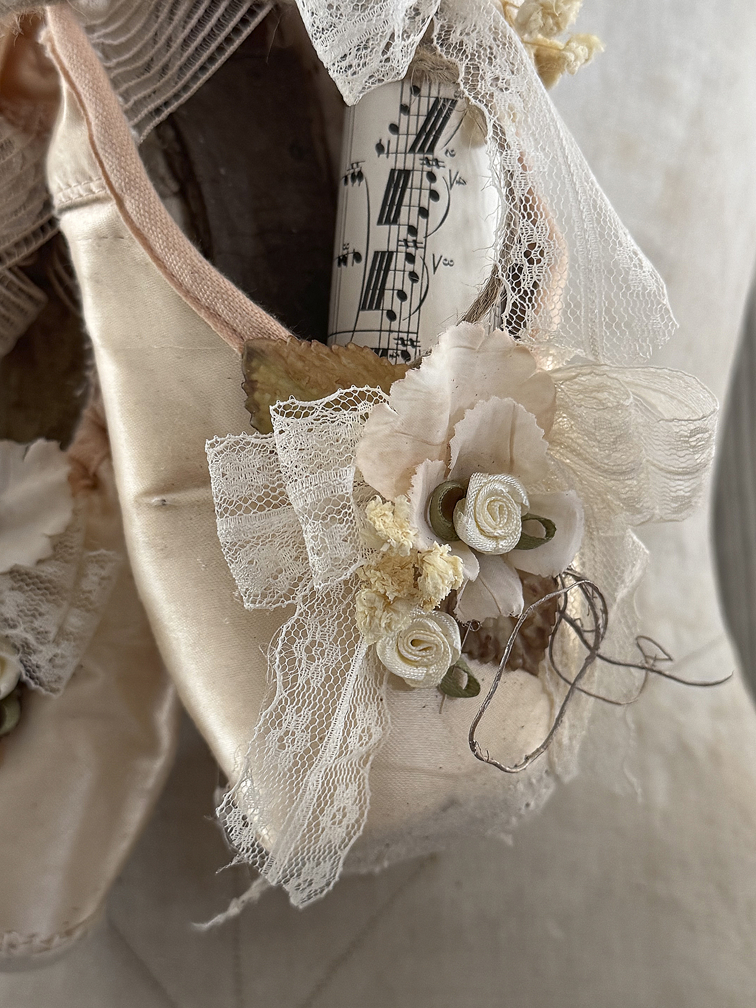 Romantisches Vintage-Unikat mit alten Spitzenschuhen – zauberhafte Dekoration mit Geschichte***