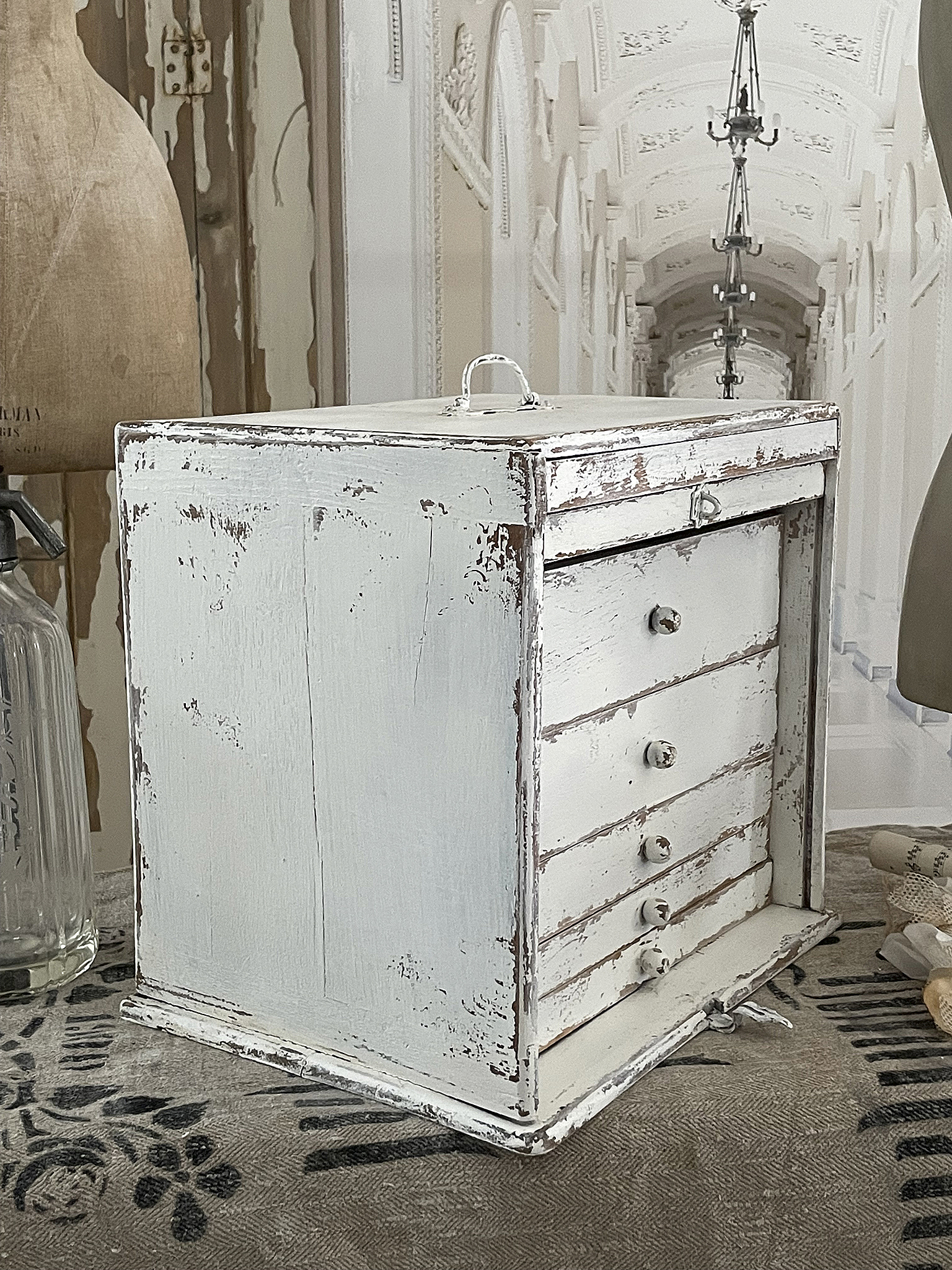 Hübscher vintage Aufbewahrungskasten mit fünf Schubladen in weißem Used-Look.