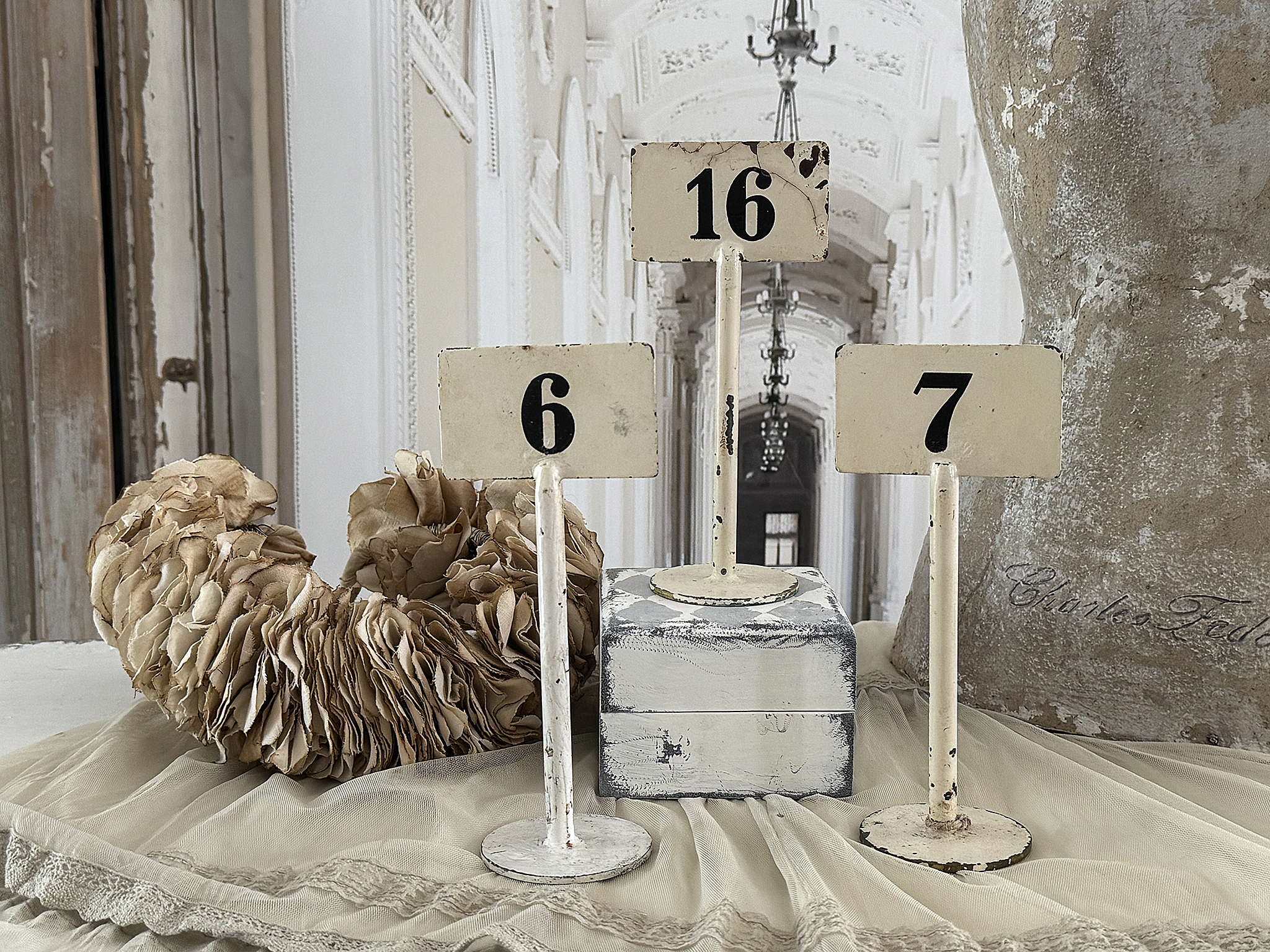 Seltene antike Tischzahlen aus Frankreich mit Originalzahlen und Patina***