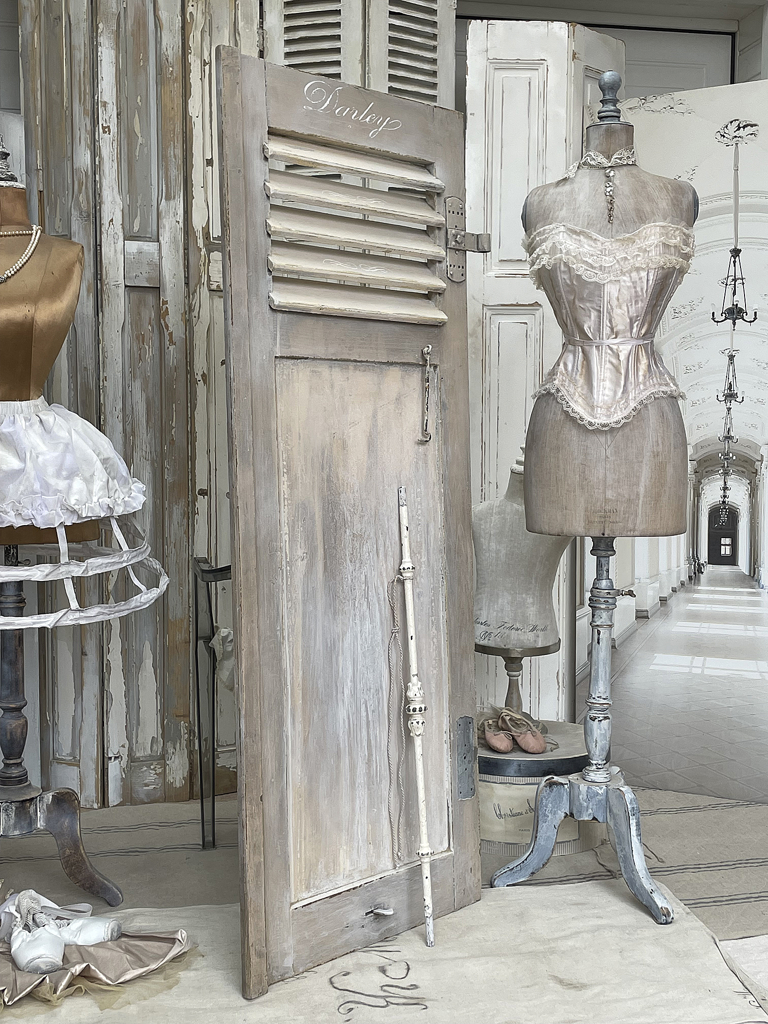 Elegante Vintage-Tür mit Mannequin und Dekoration Vintage-Tür mit Shabby-Chic-Details und einem Mannequin, das ein schönes Unterkleid trägt.