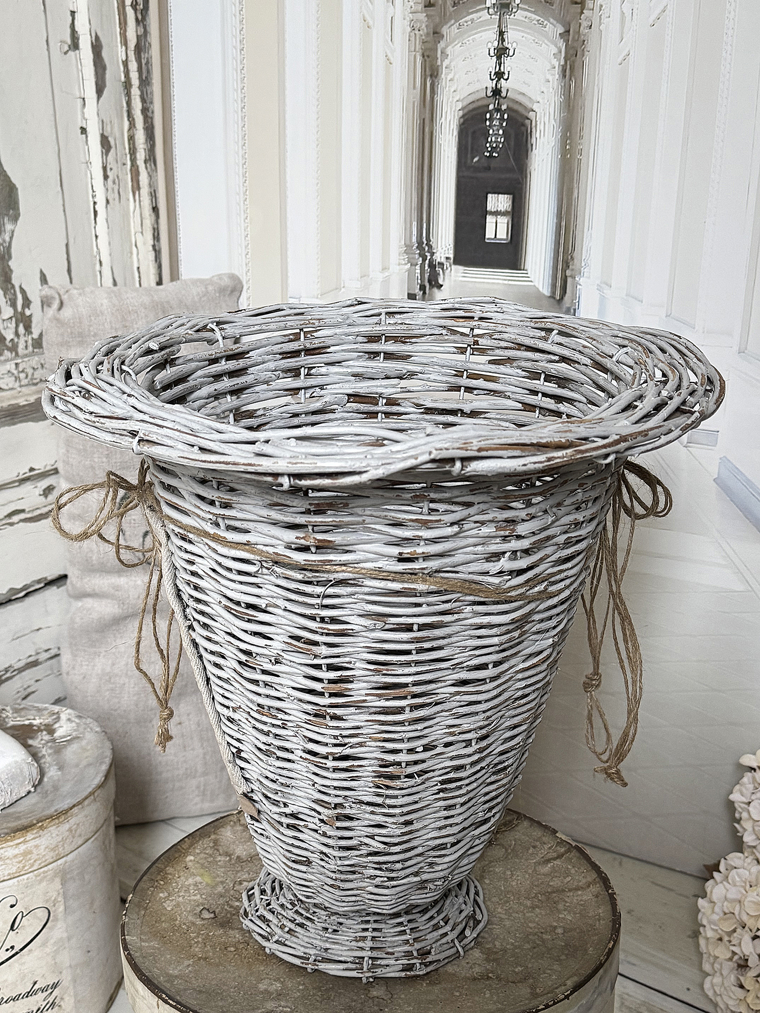 Alter Shabby-Weidenkorb mit Leinenschild 